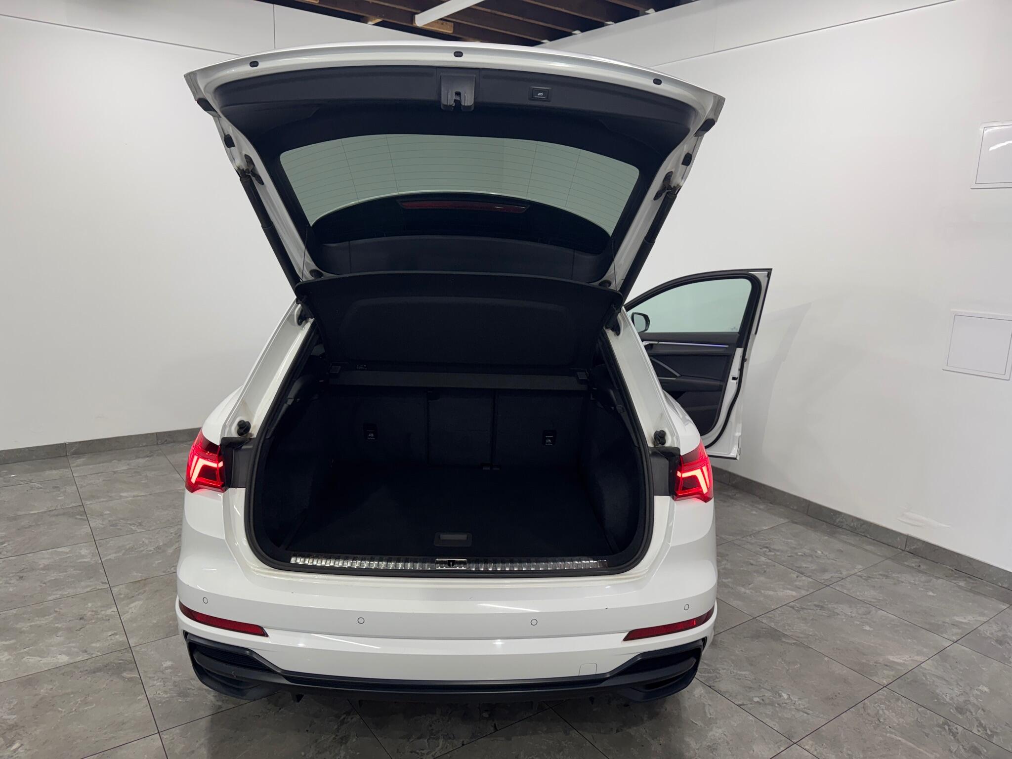 Audi Q3 view 14