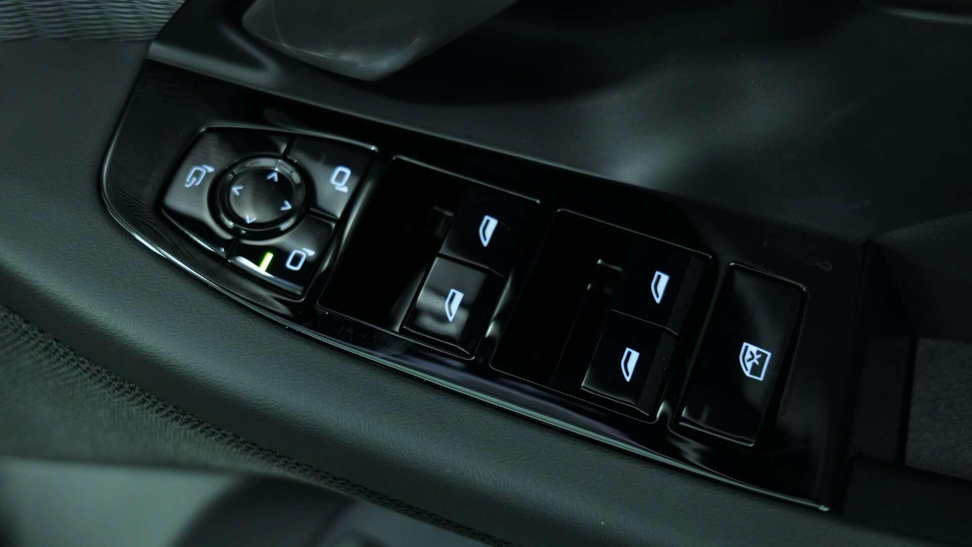 BMW 5 Series view 33