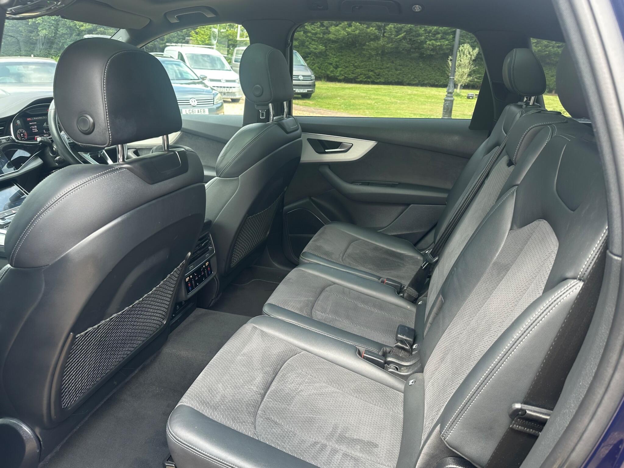 Audi Q7 view 32