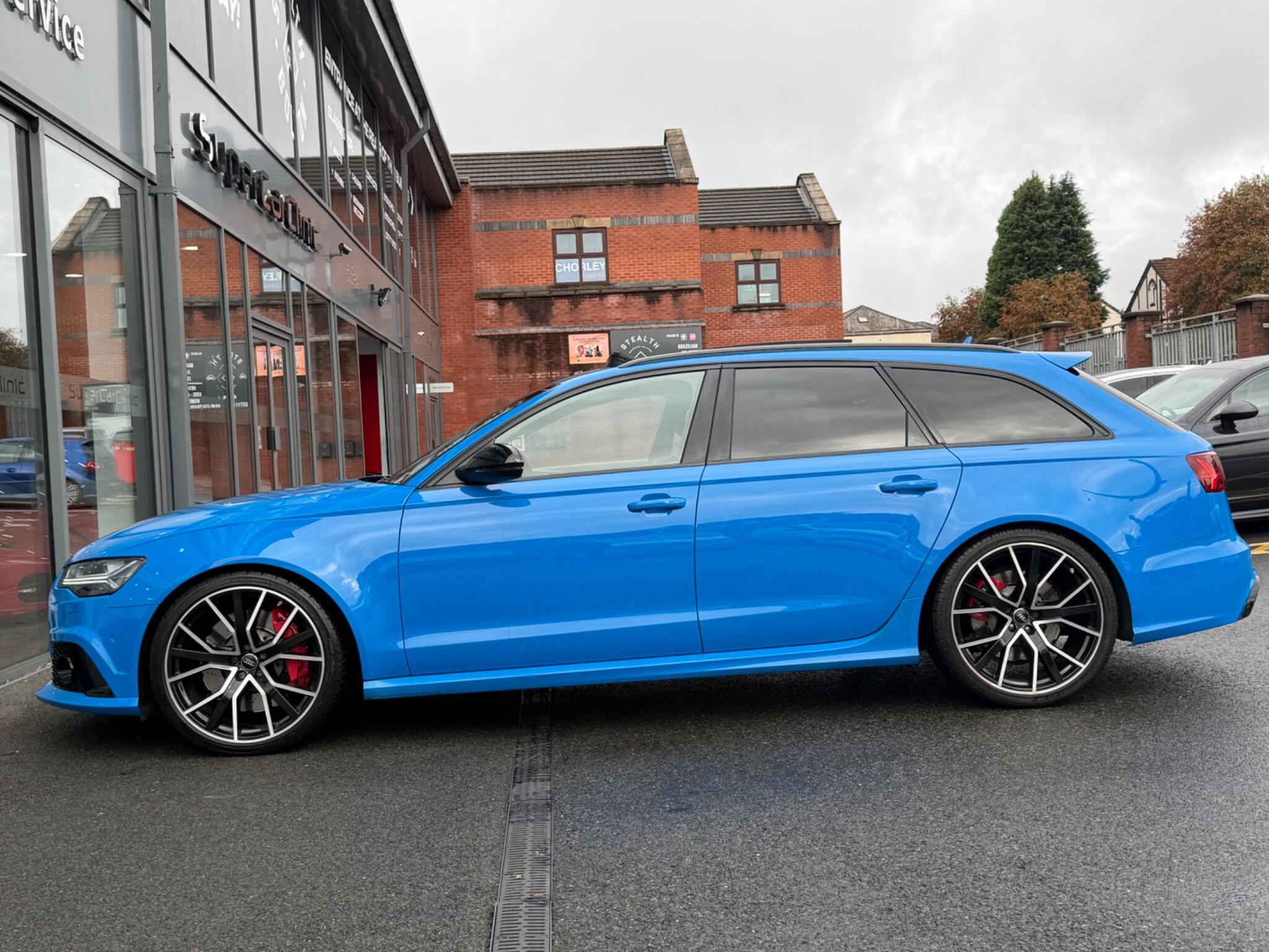 Audi RS6 Avant view 10