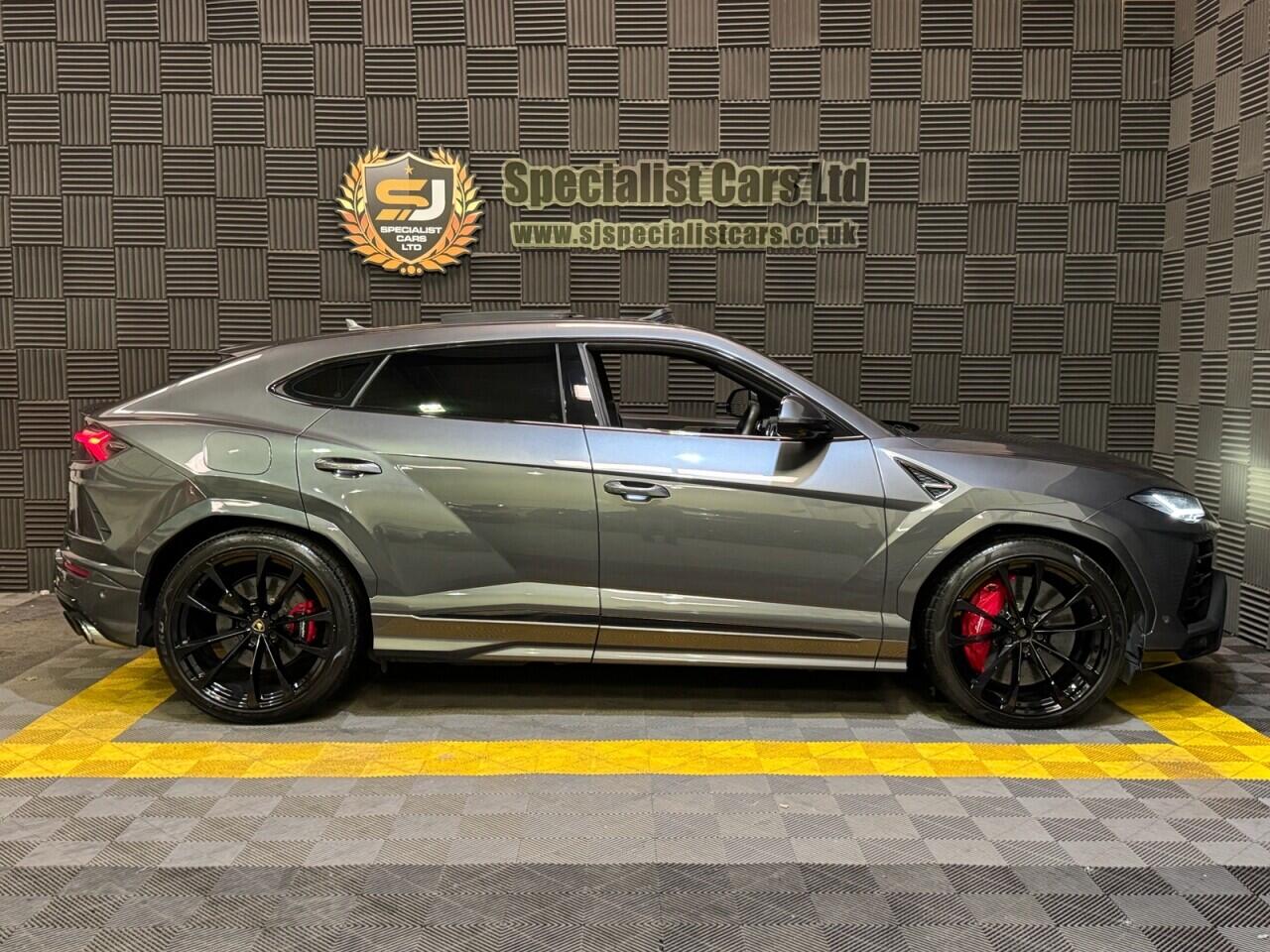 Lamborghini Urus view 33