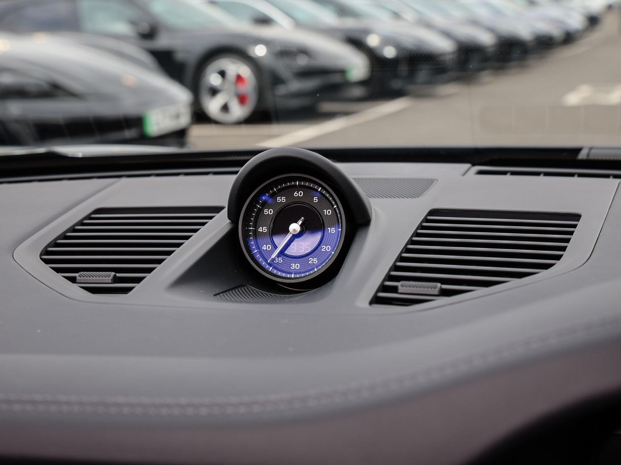 Porsche 911 view 34