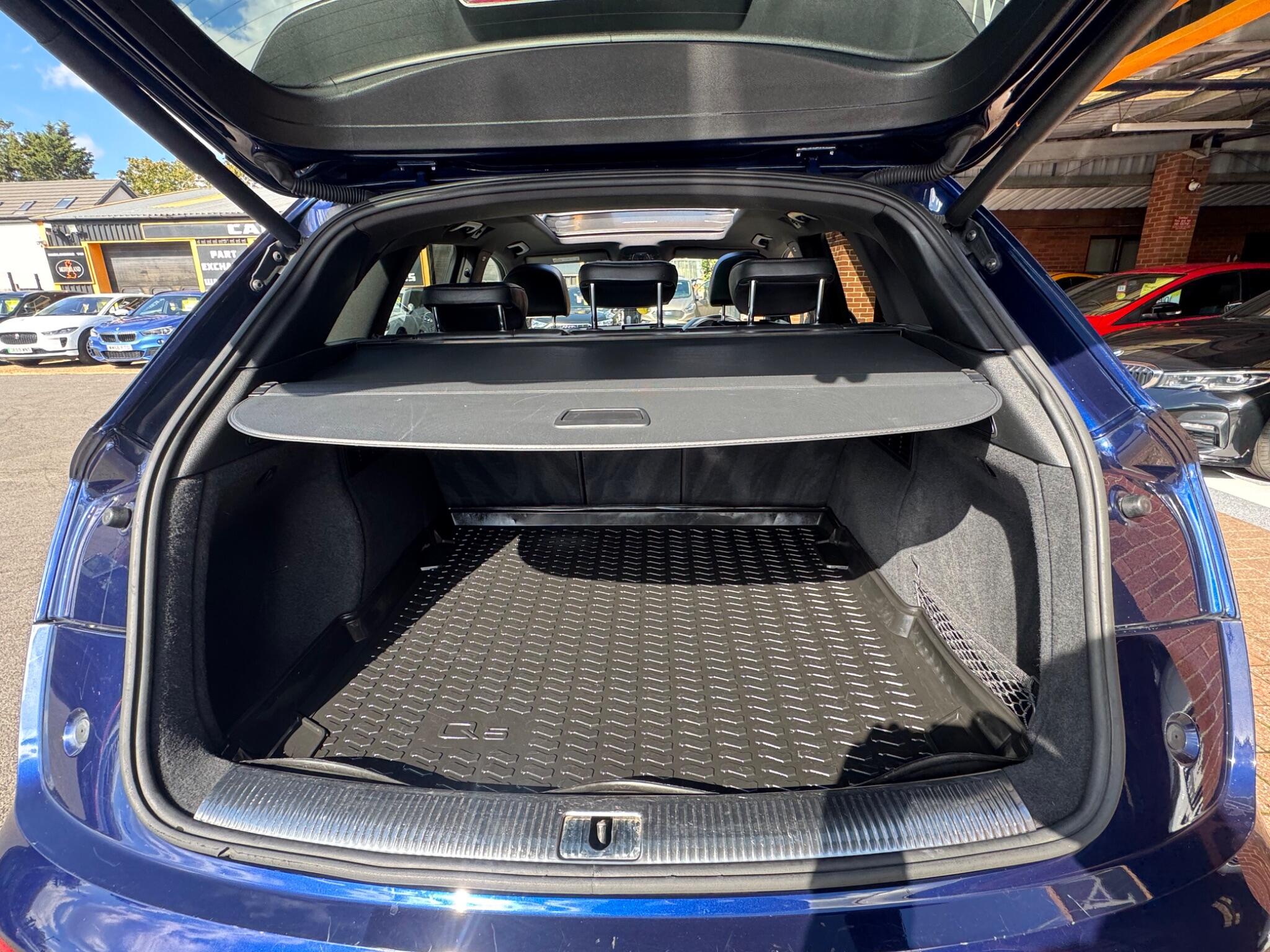 Audi Q5 view 11