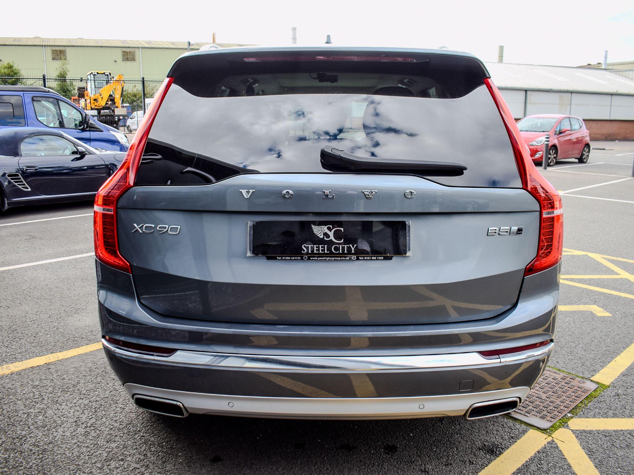 Volvo XC90 view 5