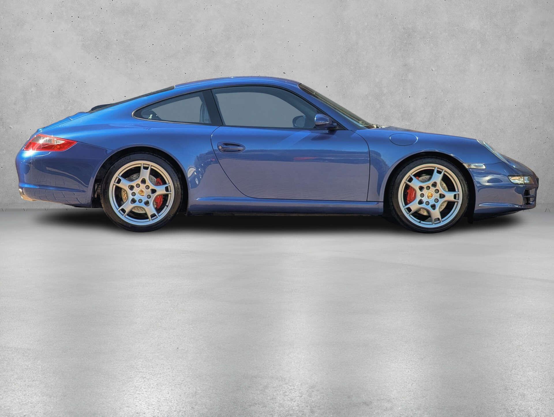 Porsche 911 view 8