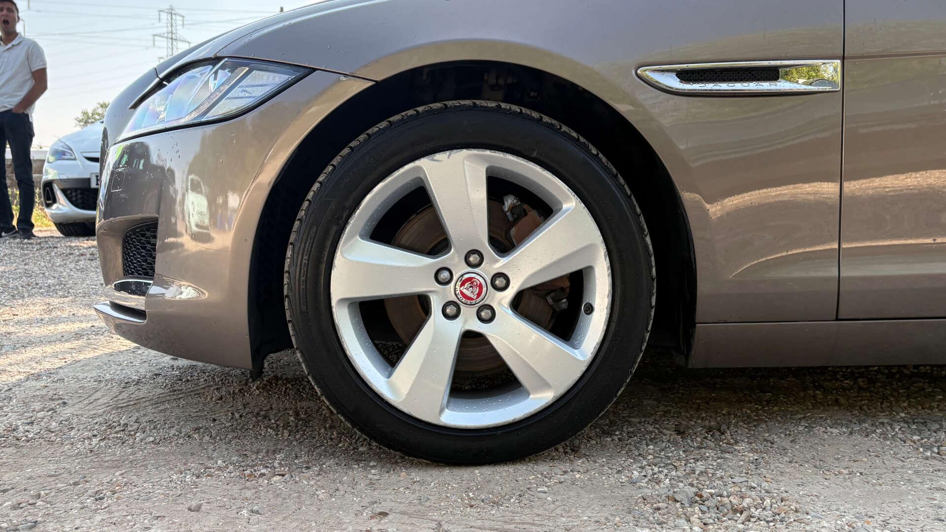 Jaguar XF view 35
