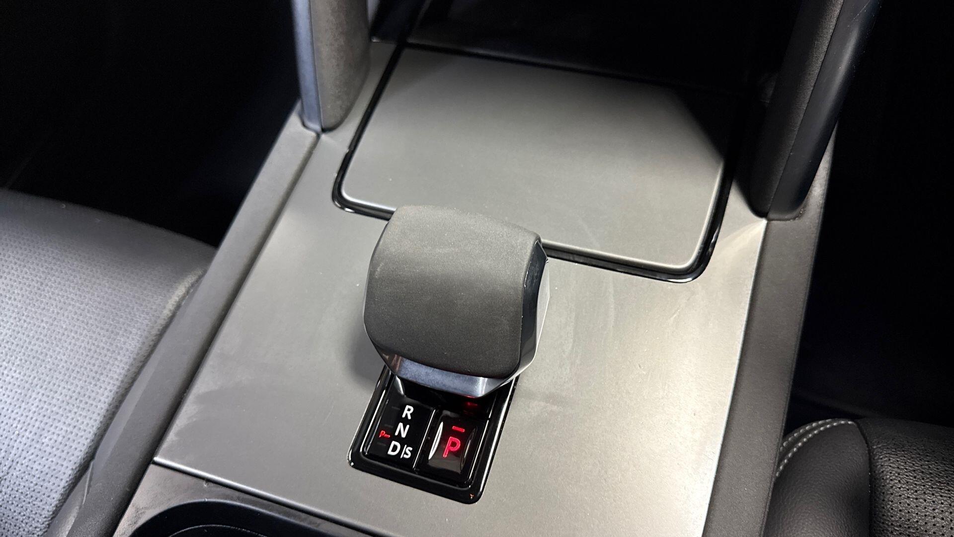 Land Rover Discovery Sport view 13