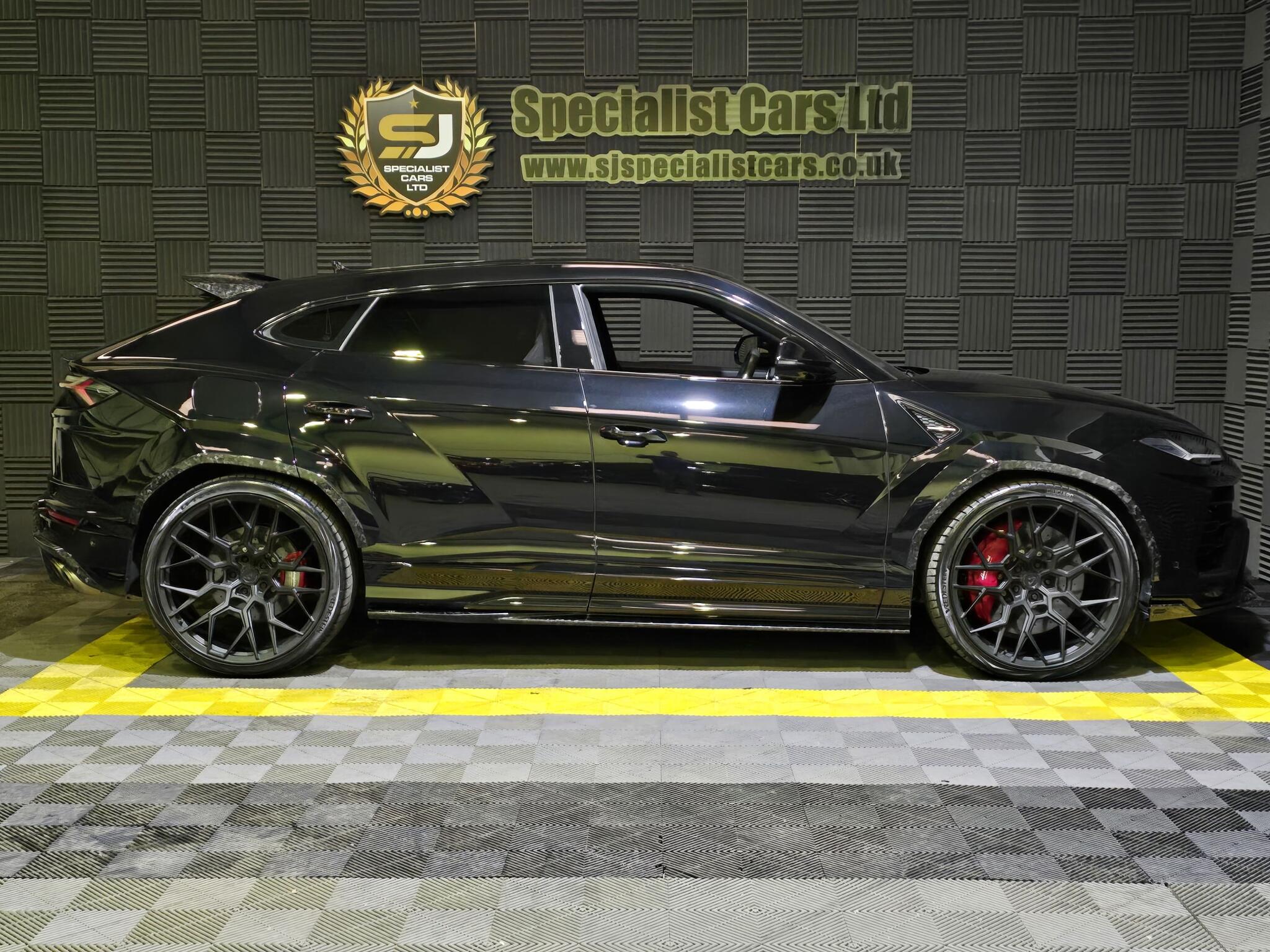 Lamborghini Urus view 32
