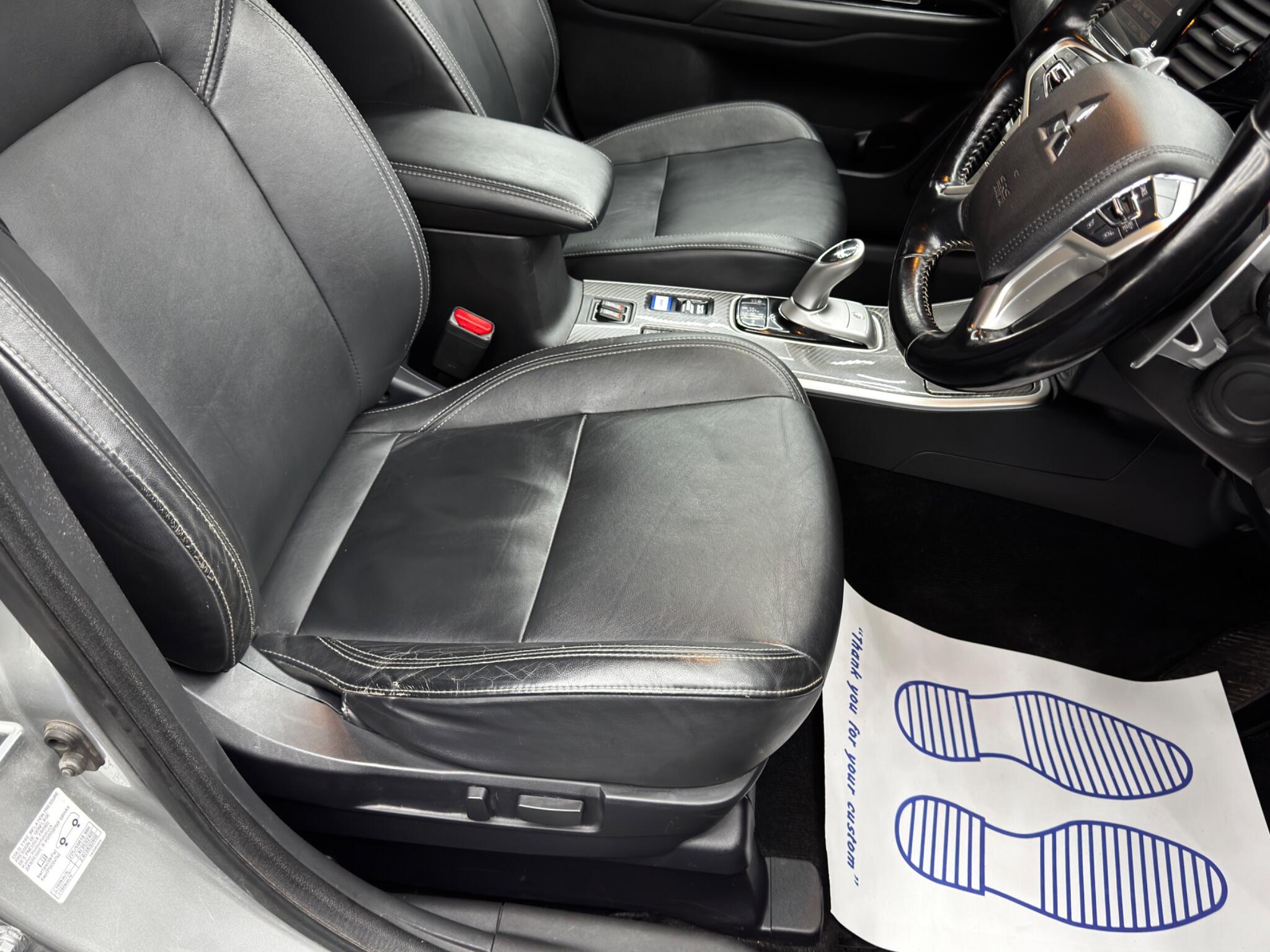 Mitsubishi Outlander view 13