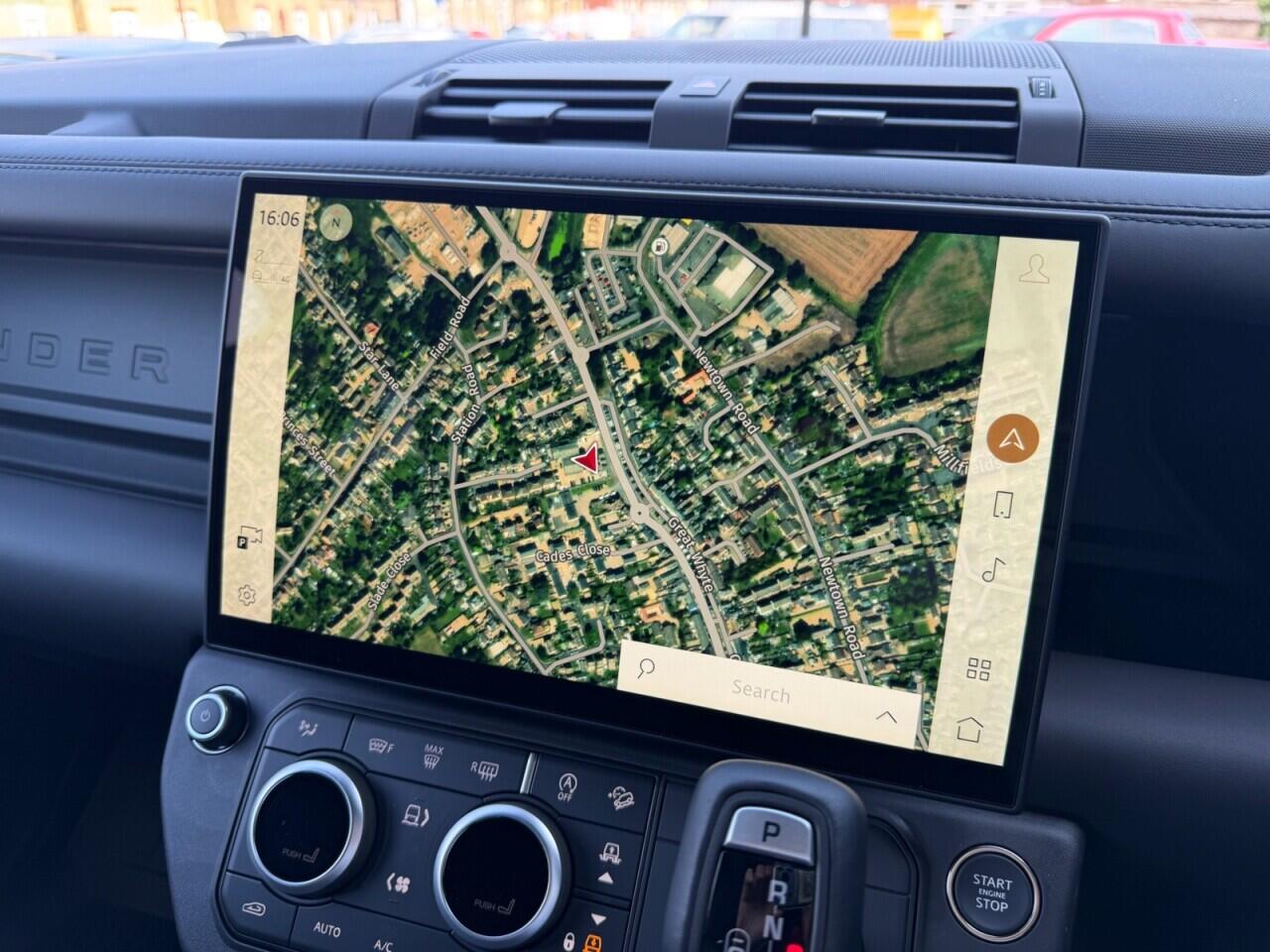 Land Rover Defender 110 view 37