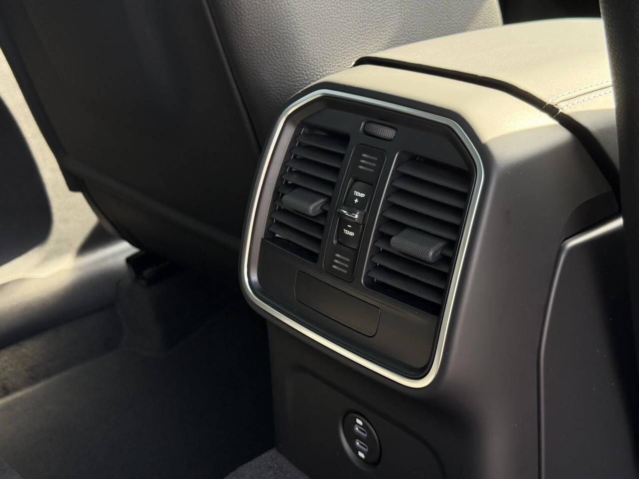 Porsche Macan view 19