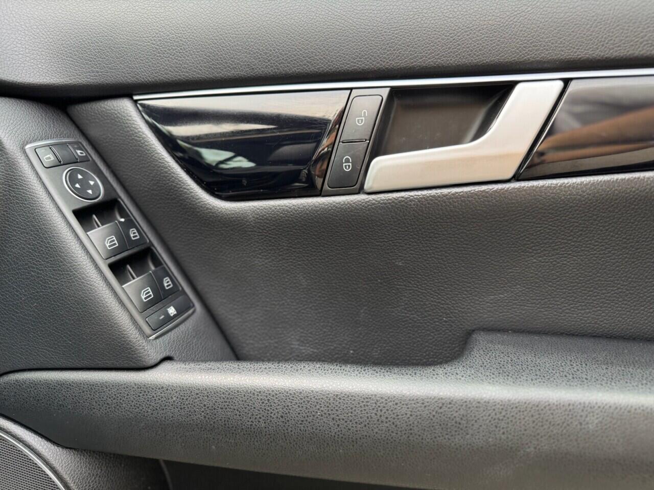 Mercedes-Benz C-Class view 19