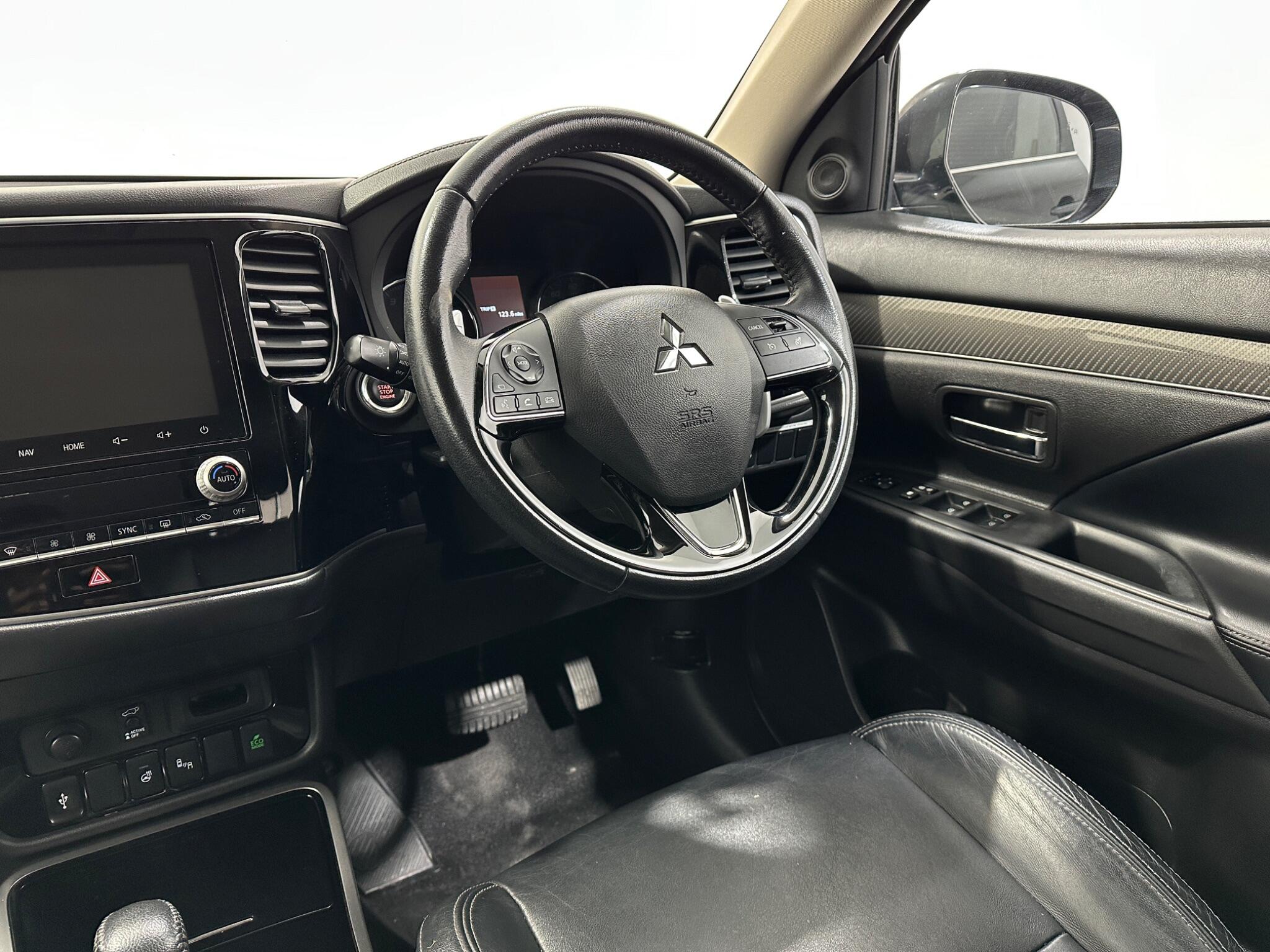 Mitsubishi Outlander view 12