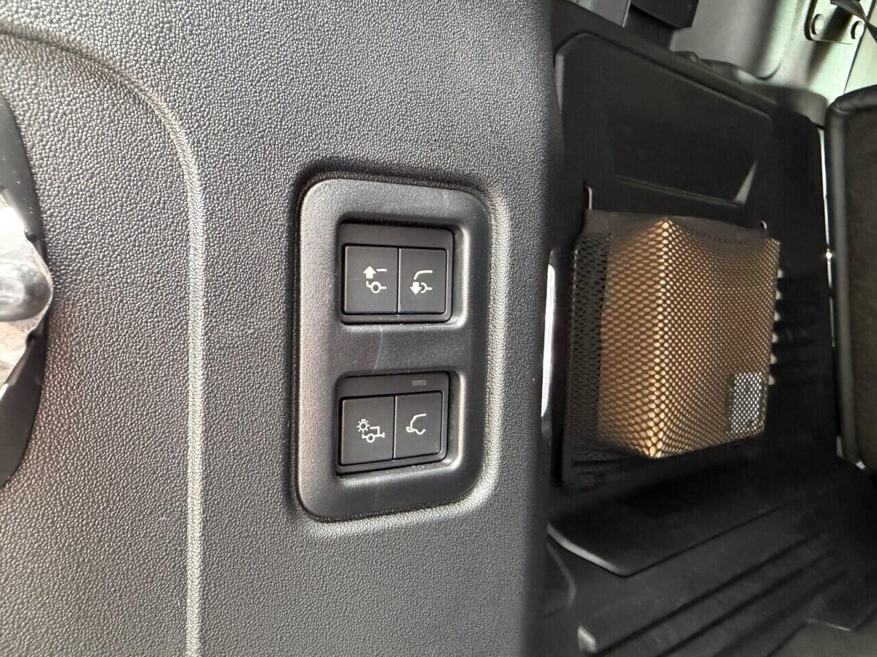 Land Rover Defender 110 view 34