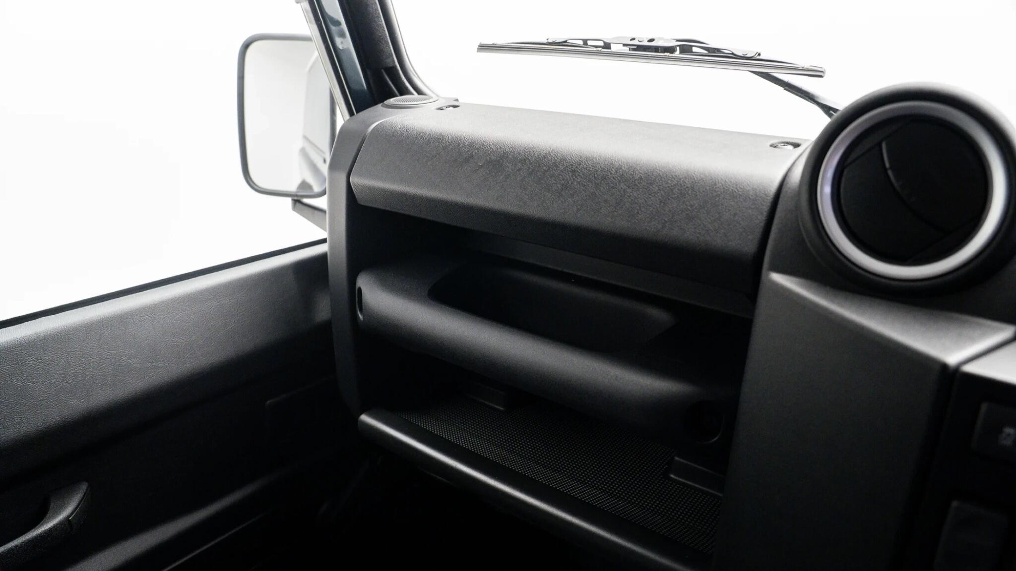 Land Rover Defender 90 view 11