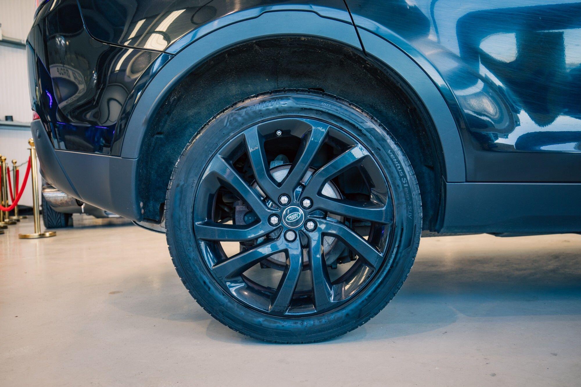Land Rover Discovery Sport view 8