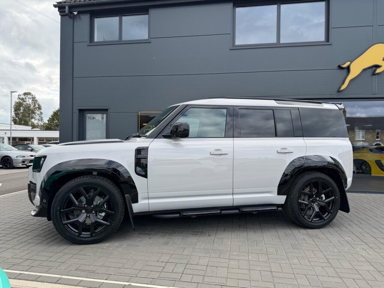 Land Rover Defender 110 view 5