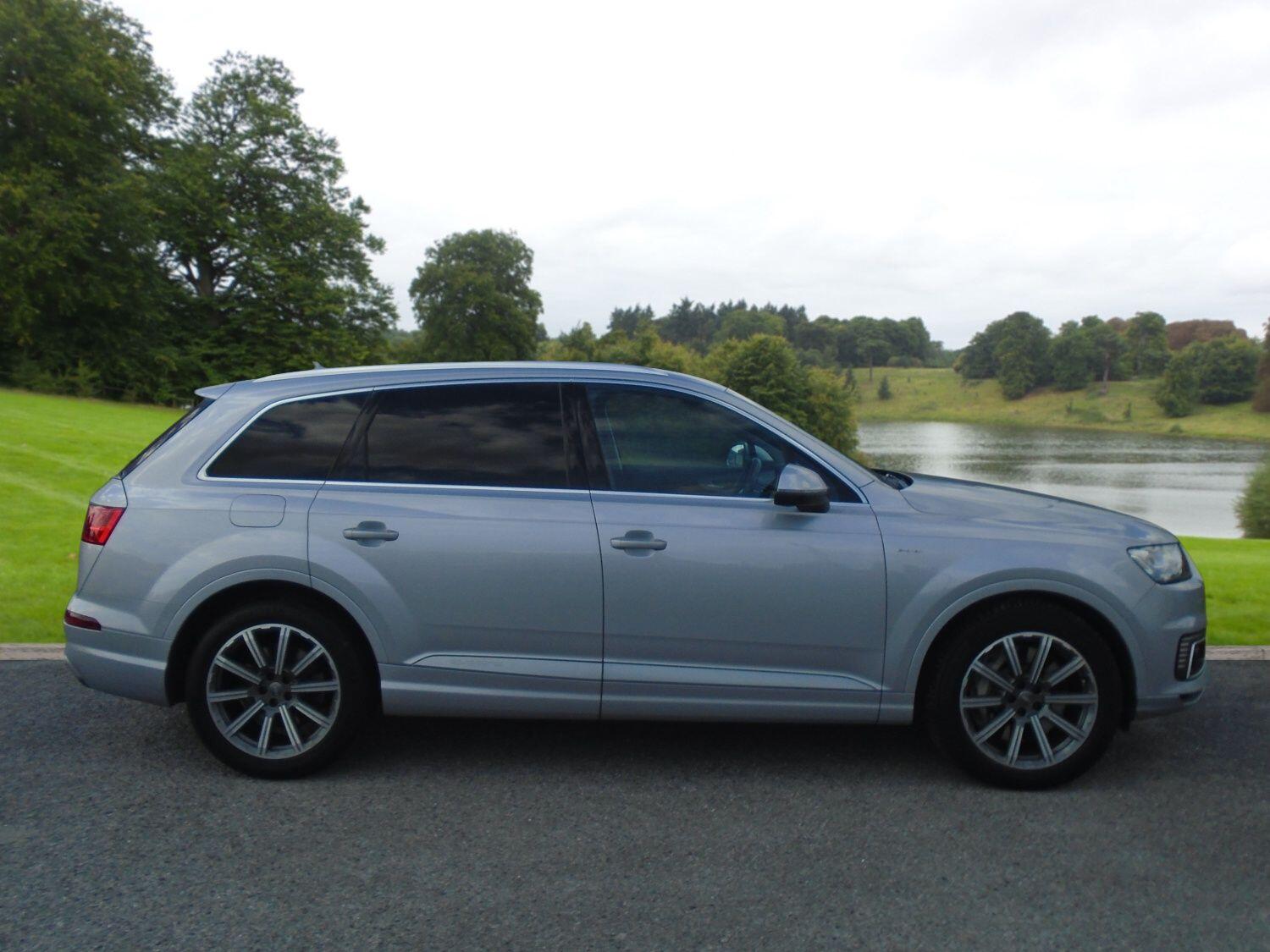 Audi Q7 view 5