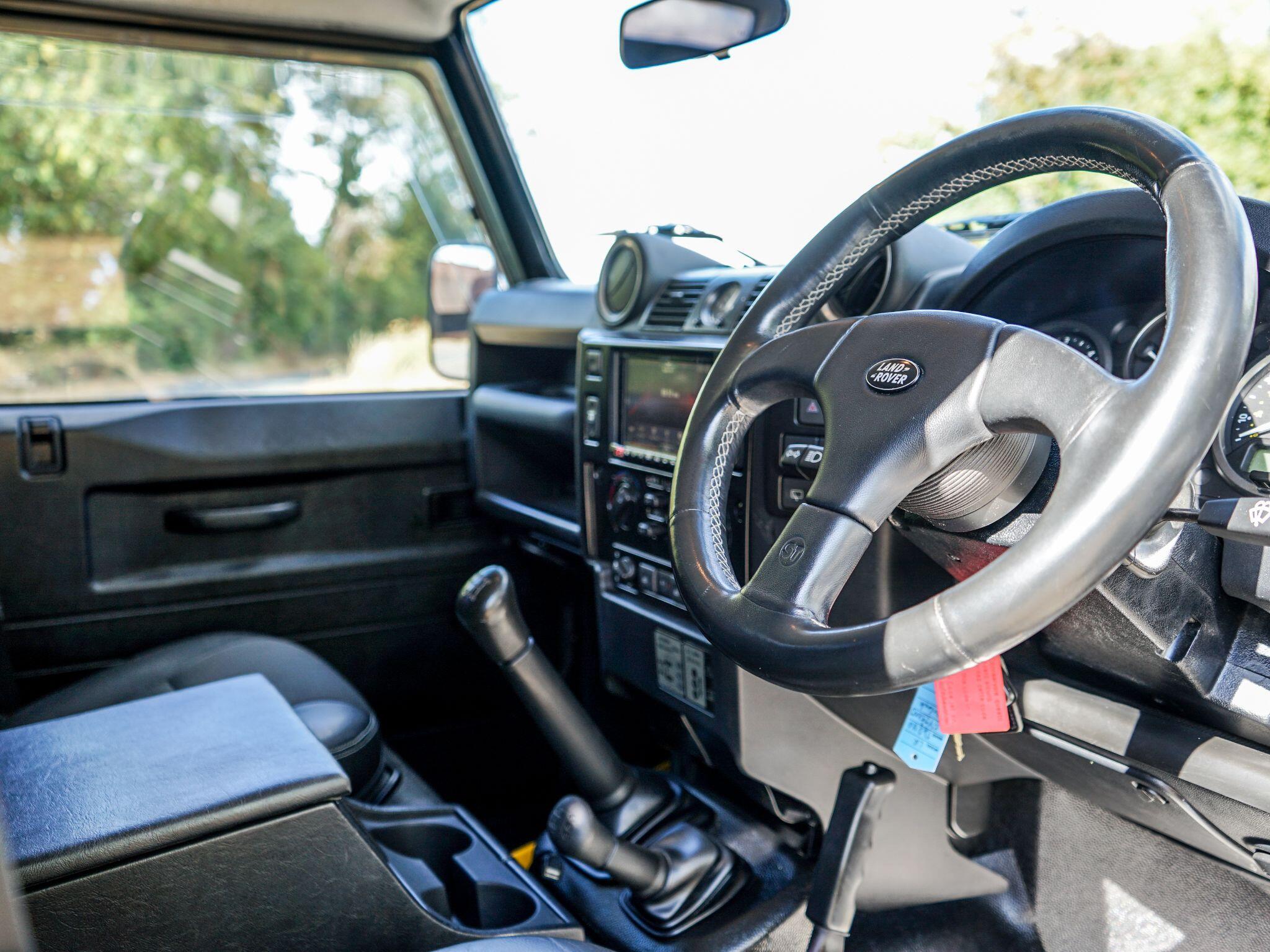 Land Rover Defender 110 view 31