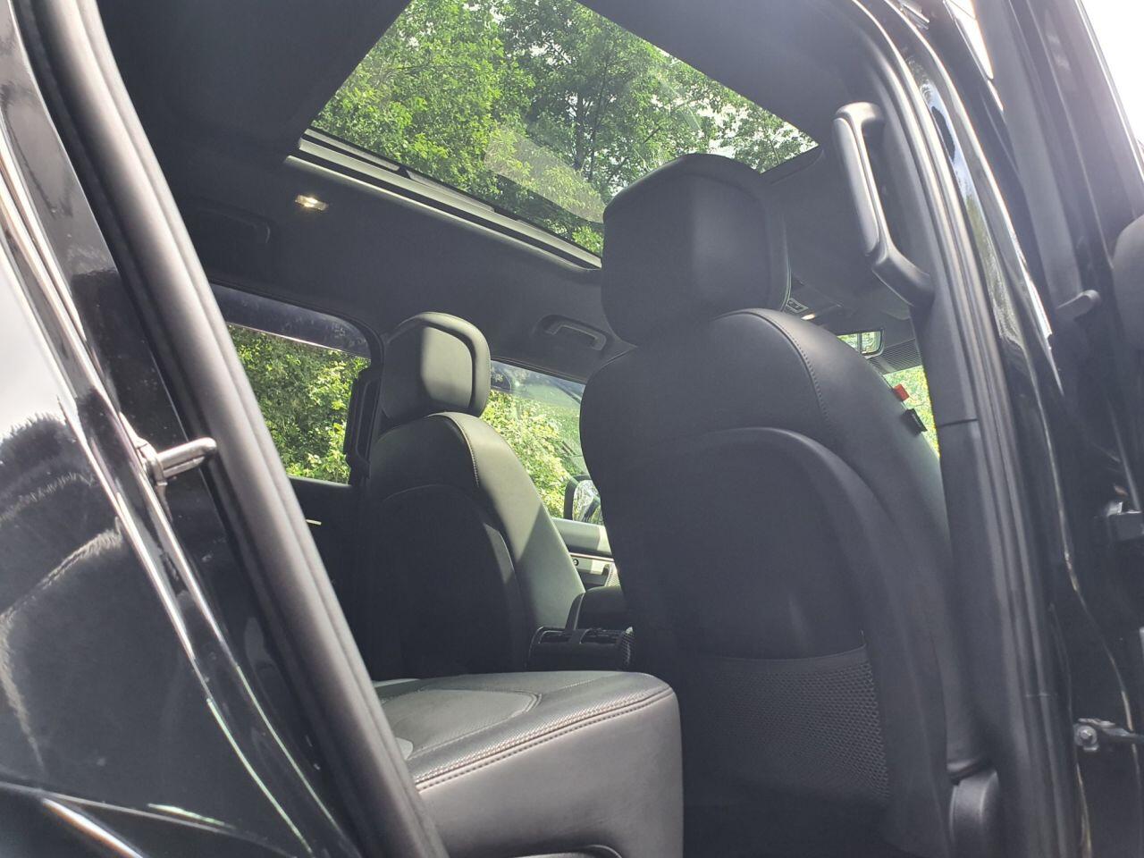 Land Rover Defender 110 view 31