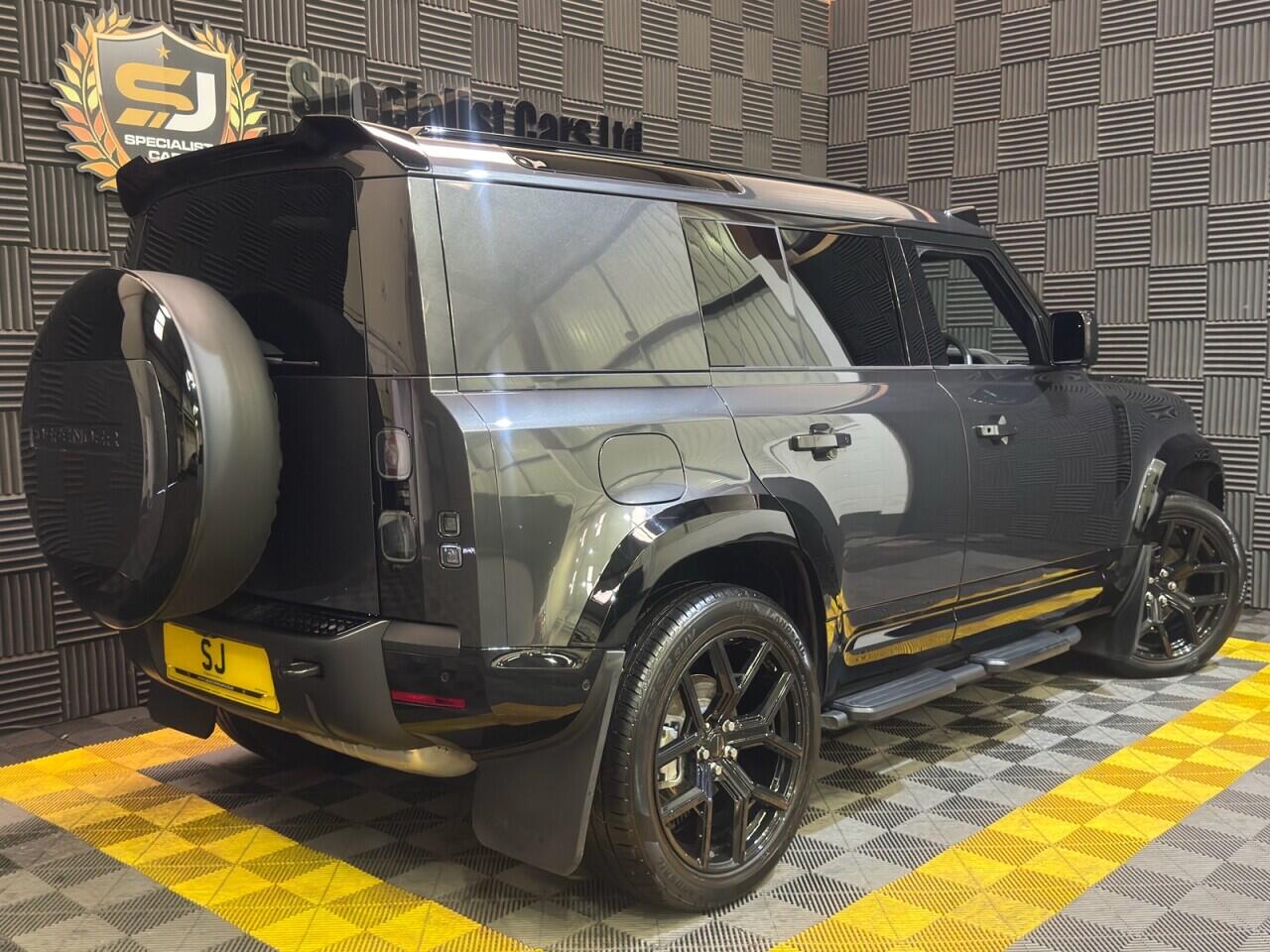 Land Rover Defender 110 view 18