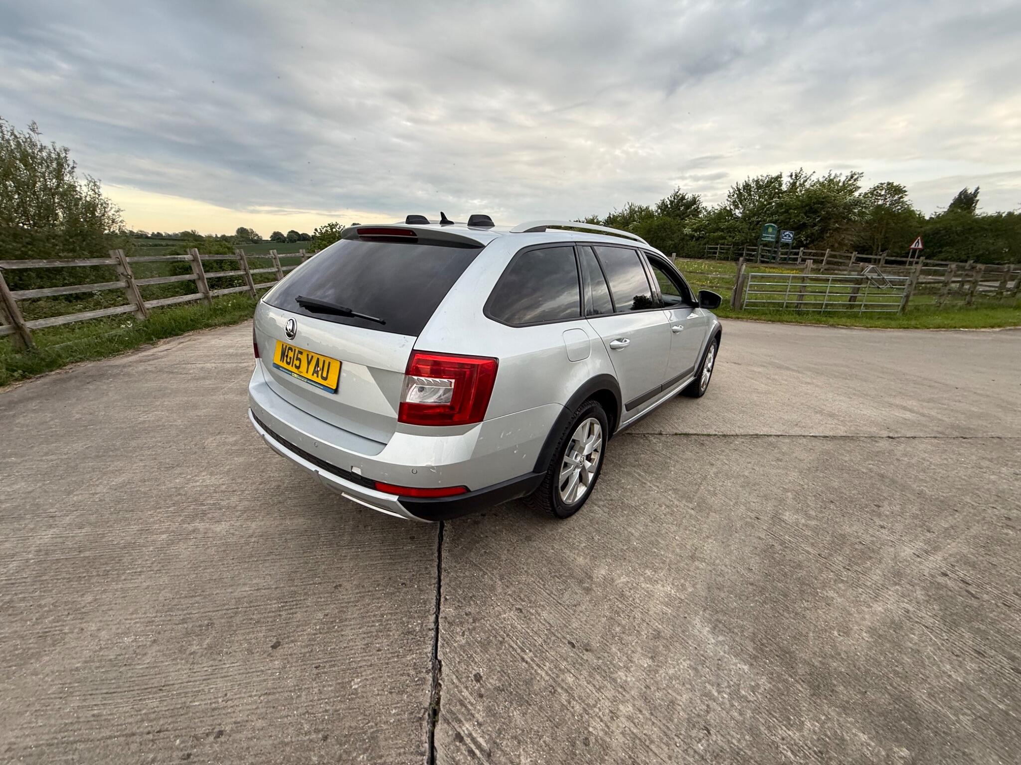 Skoda Octavia 2.0 TDI Scout 4WD Euro 6 (s/s) 5dr — photo 15 of 50