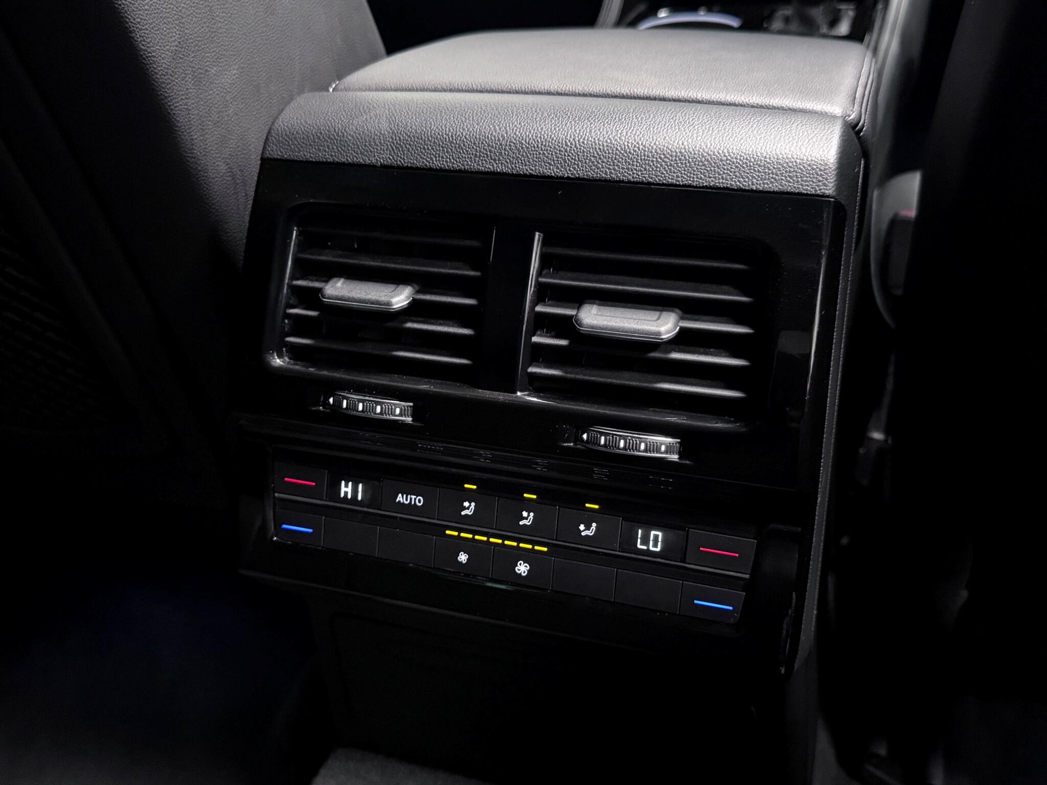 Volkswagen Touareg view 13