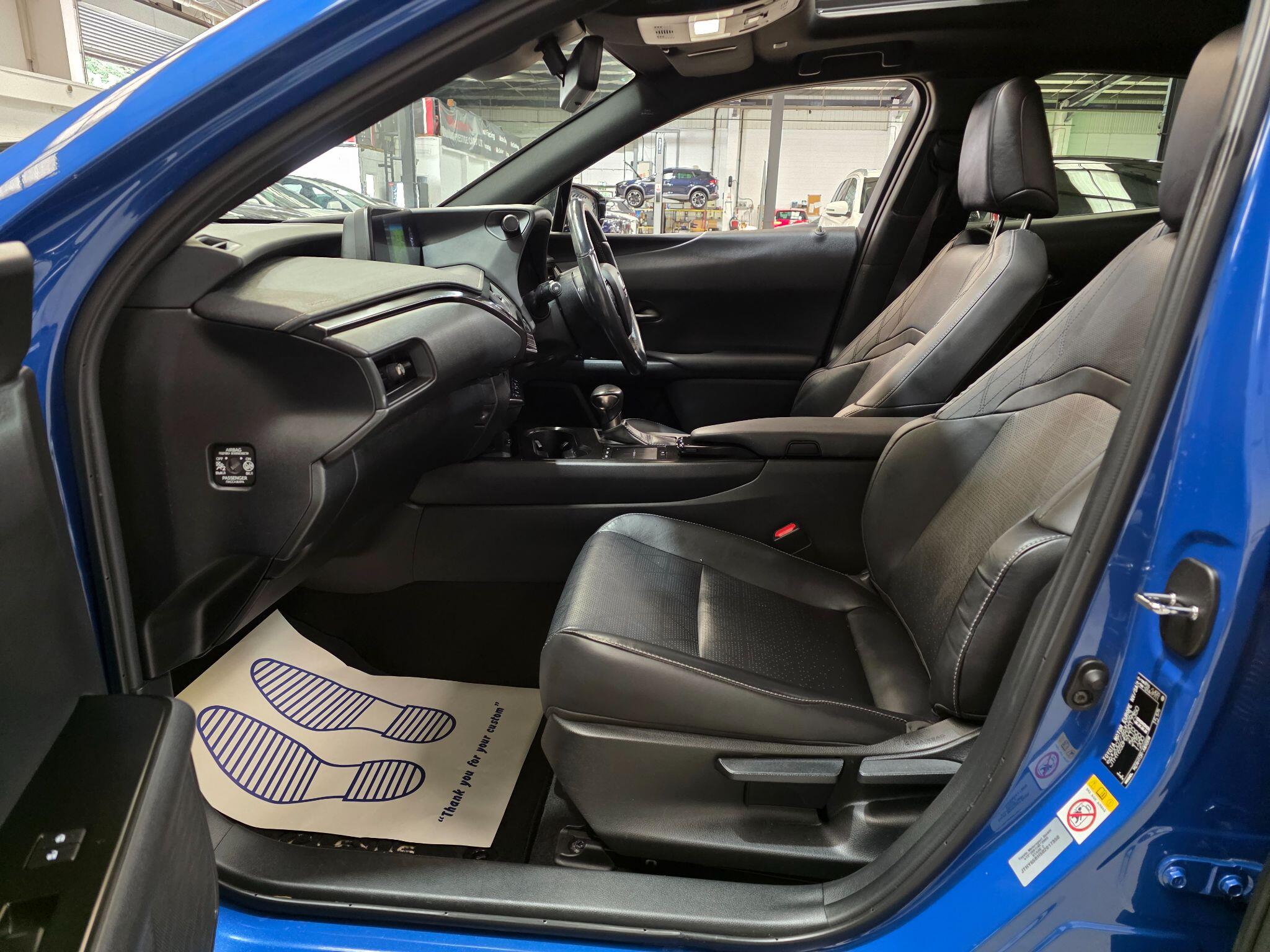 Lexus Ux view 25