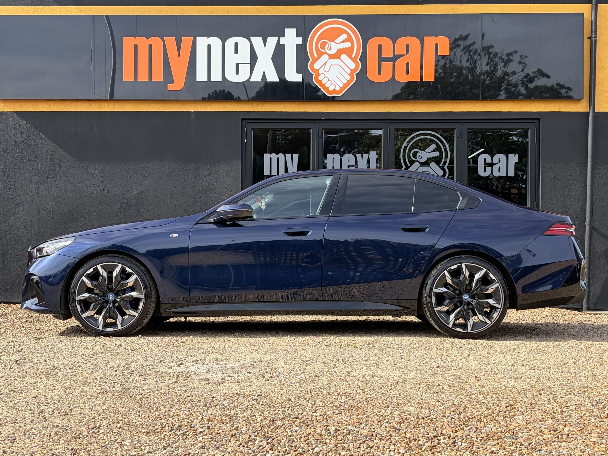 BMW 5 Series view 8