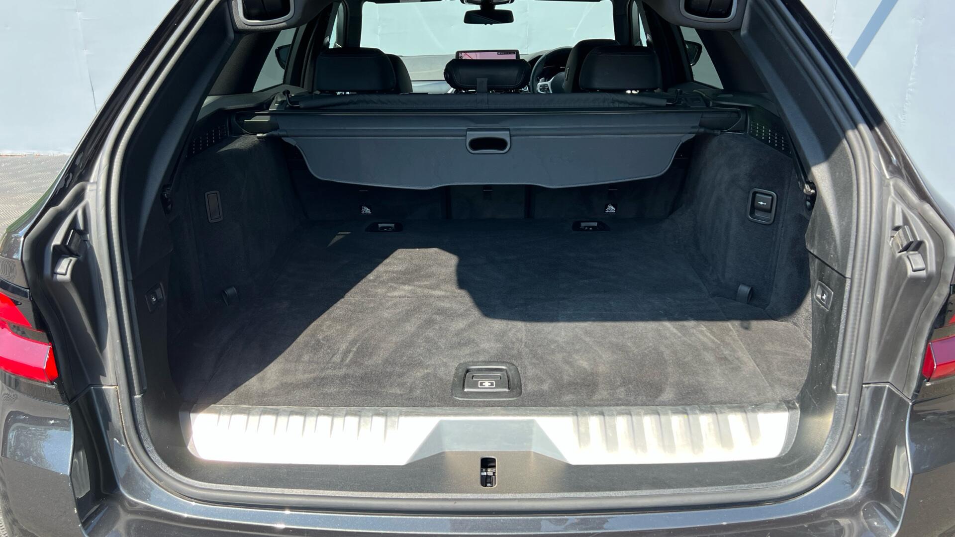 BMW 5 Series view 13