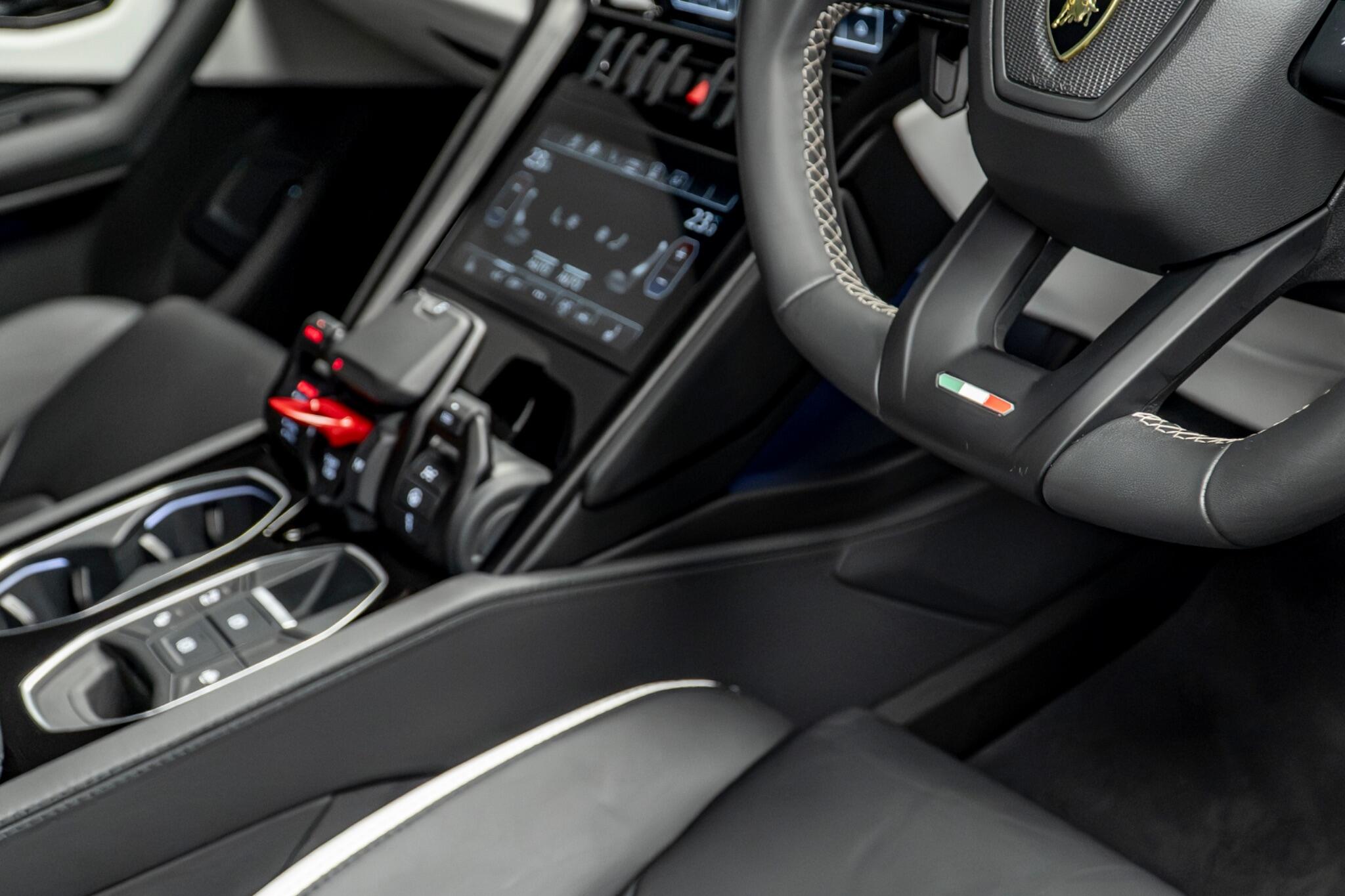 Lamborghini Urus view 39