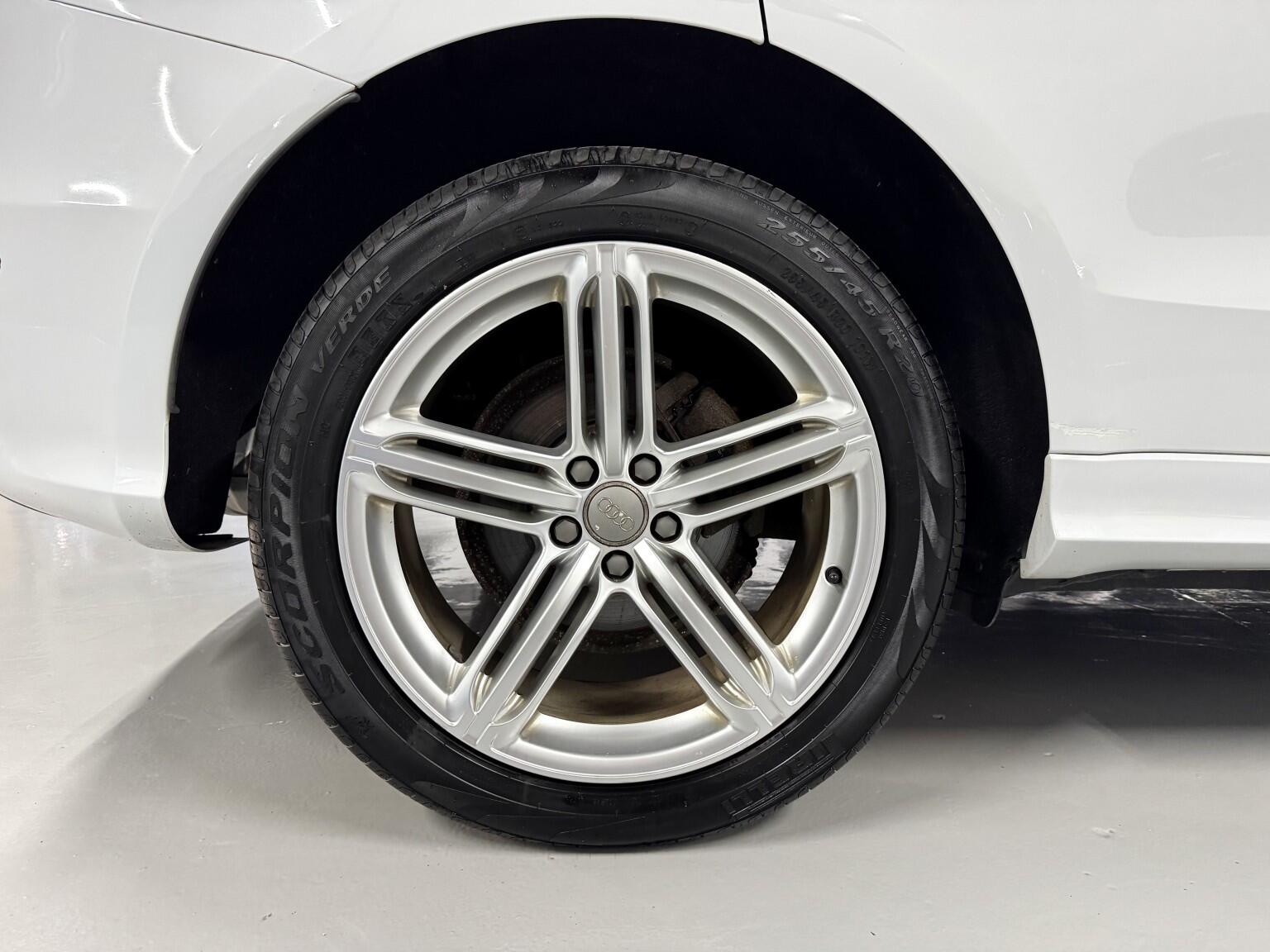 Audi Q5 view 4