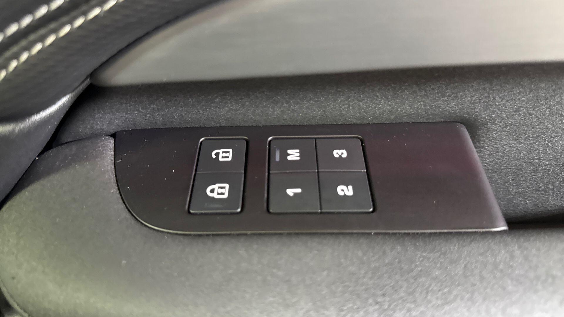 Land Rover Discovery view 23