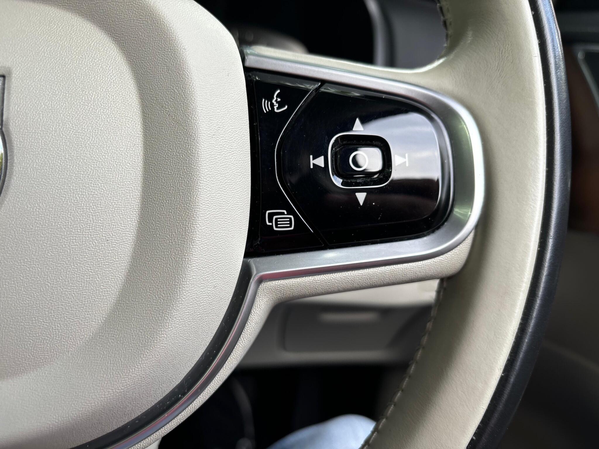 Volvo XC90 view 11