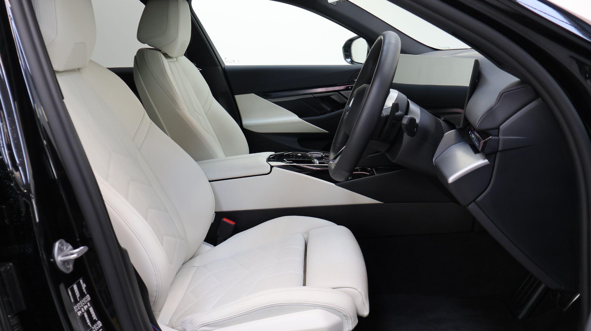 BMW 5 Series view 10