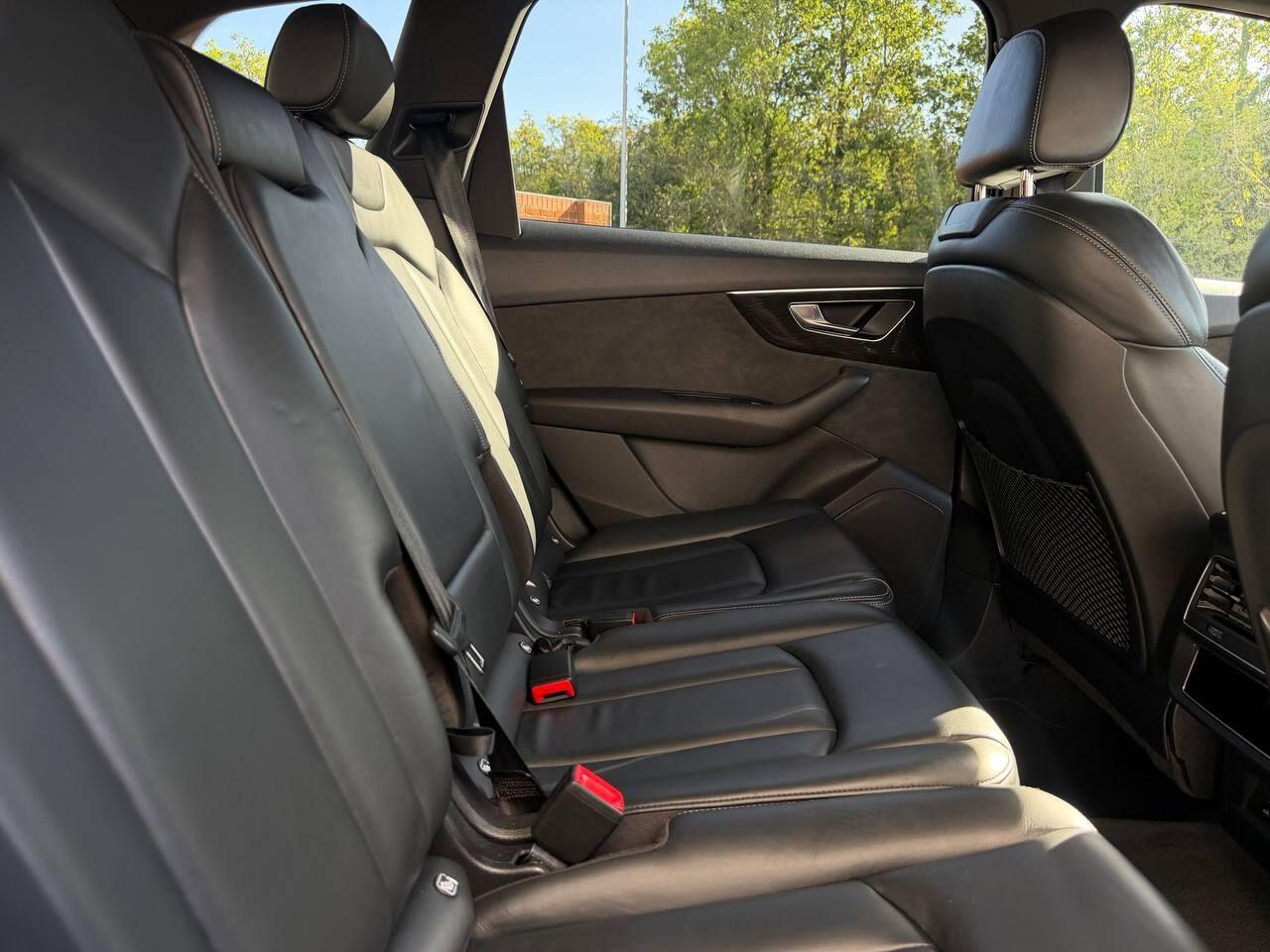 Audi Q7 view 16