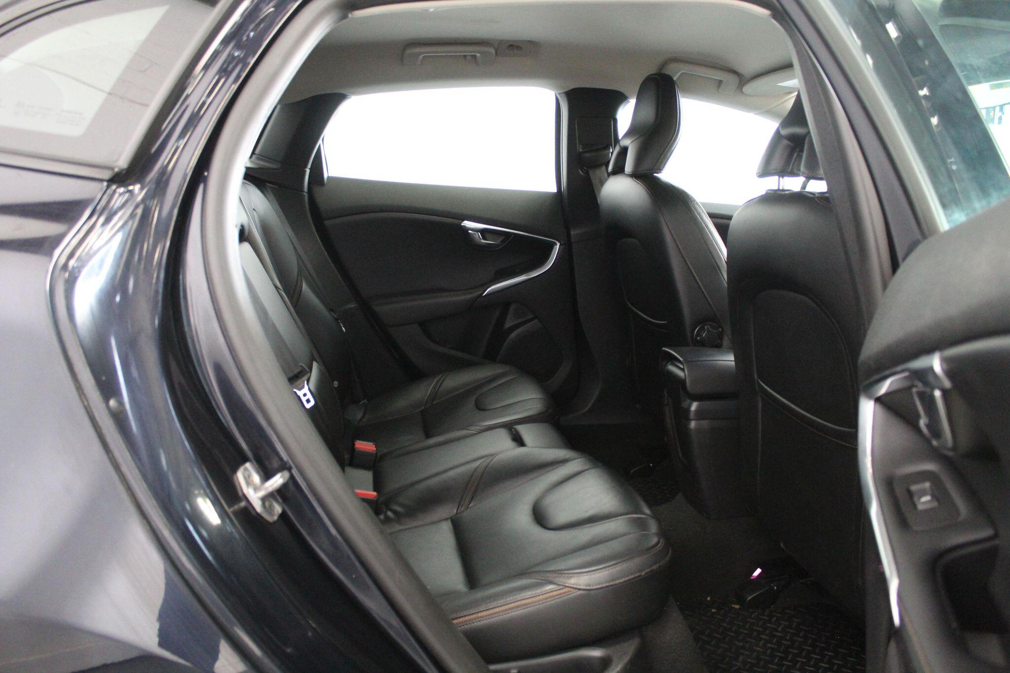 Volvo V40 Cross Country view 51
