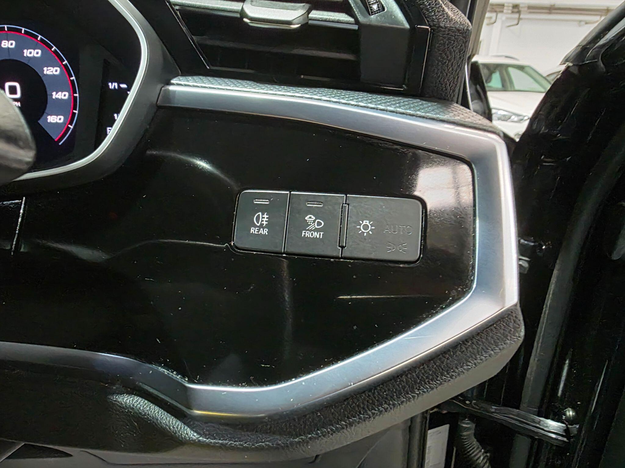 Audi Q3 view 16