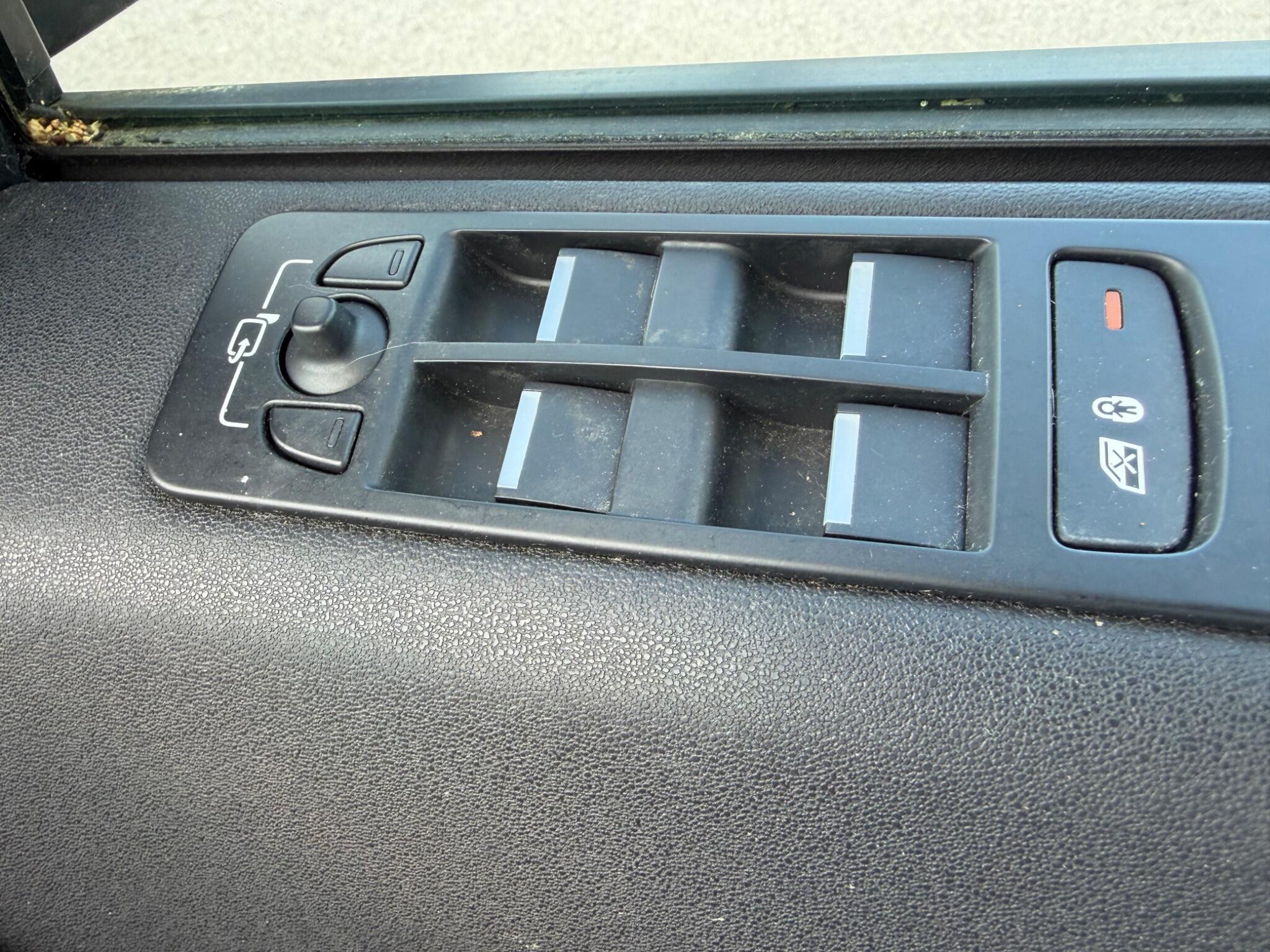 Land Rover Discovery Sport view 22