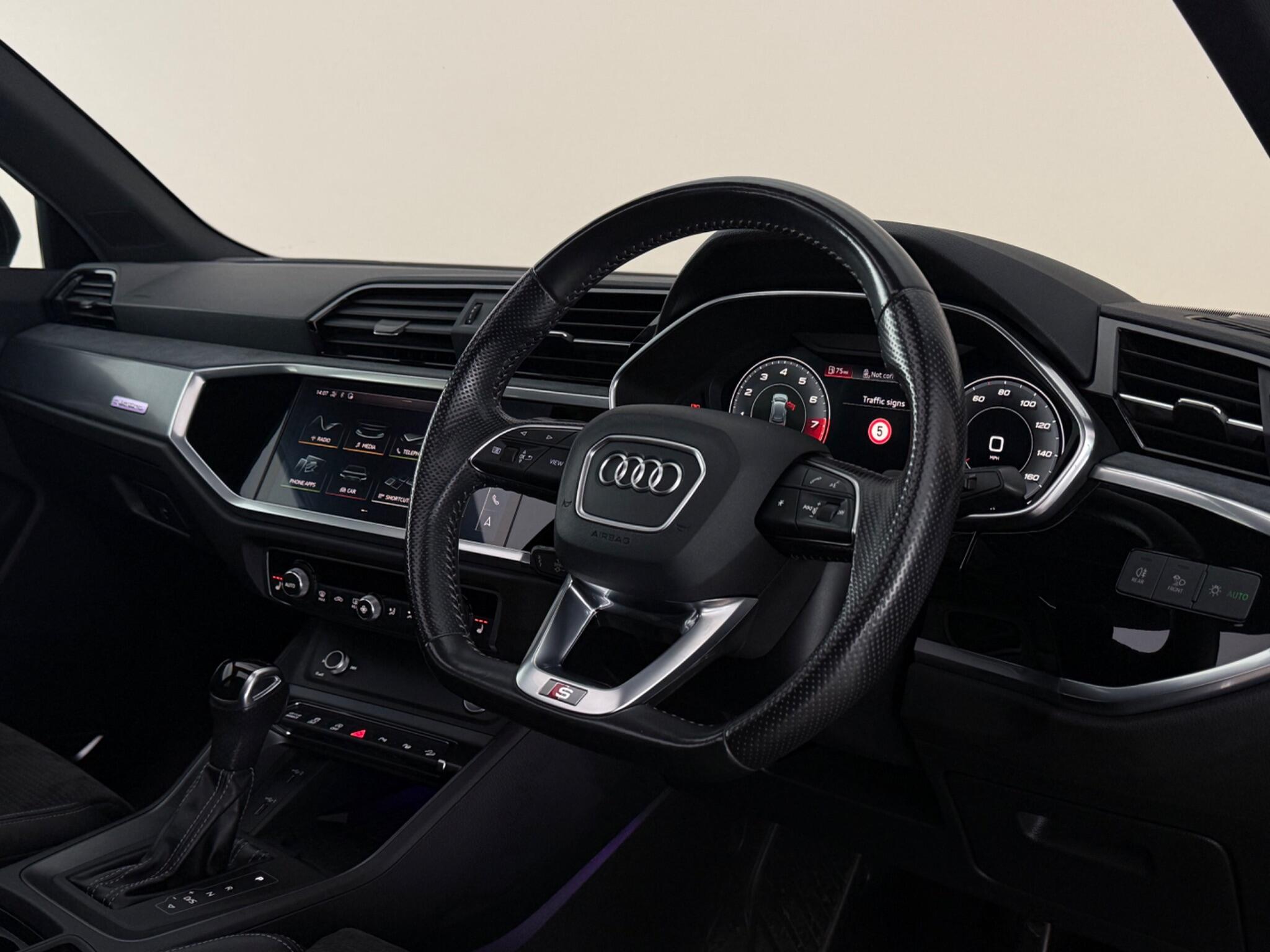 Audi Q3 view 3