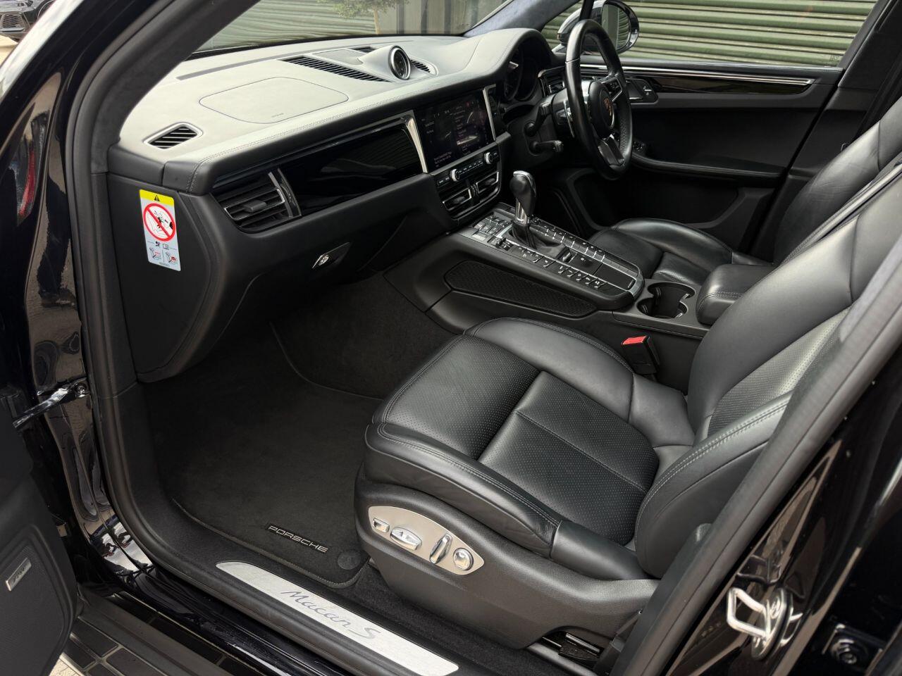 Porsche Macan view 34