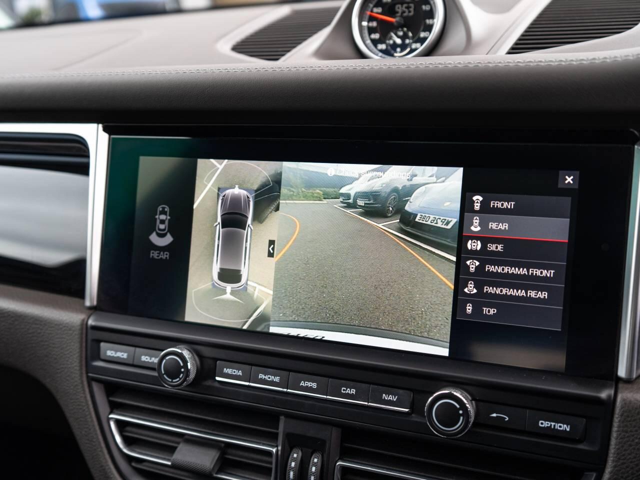 Porsche Macan view 37