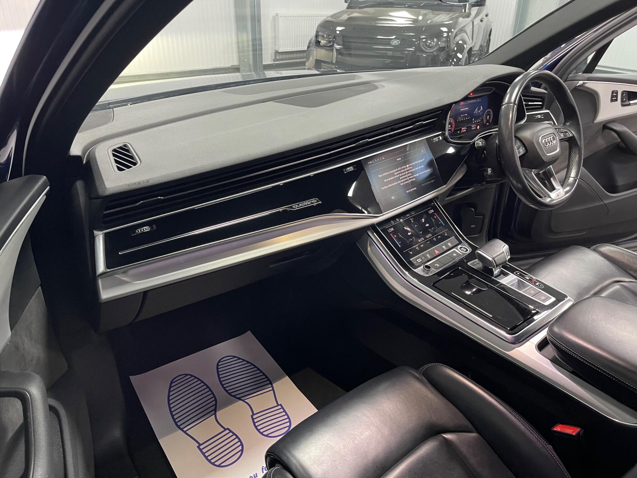 Audi Q7 view 32