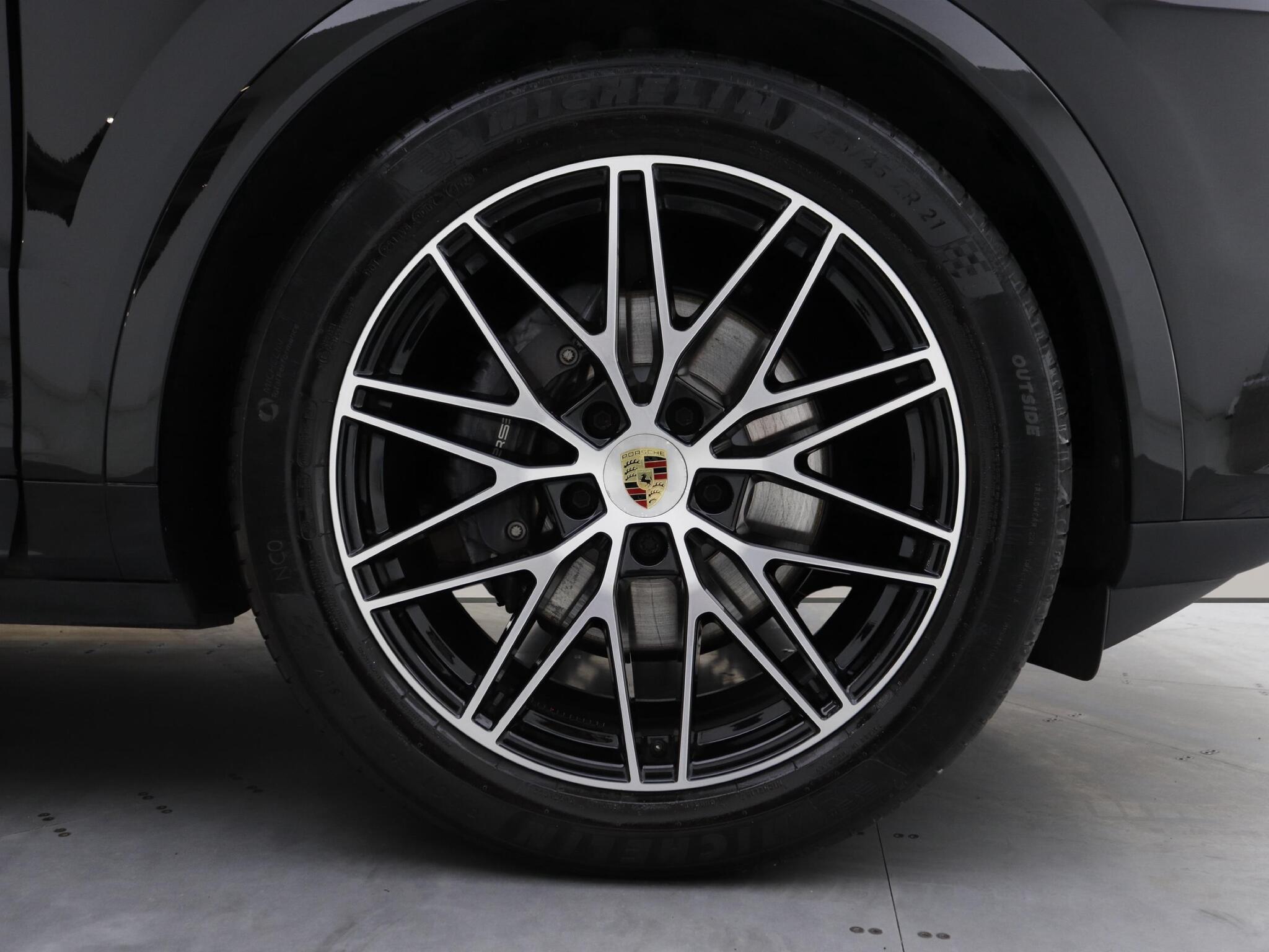 Porsche Cayenne view 8