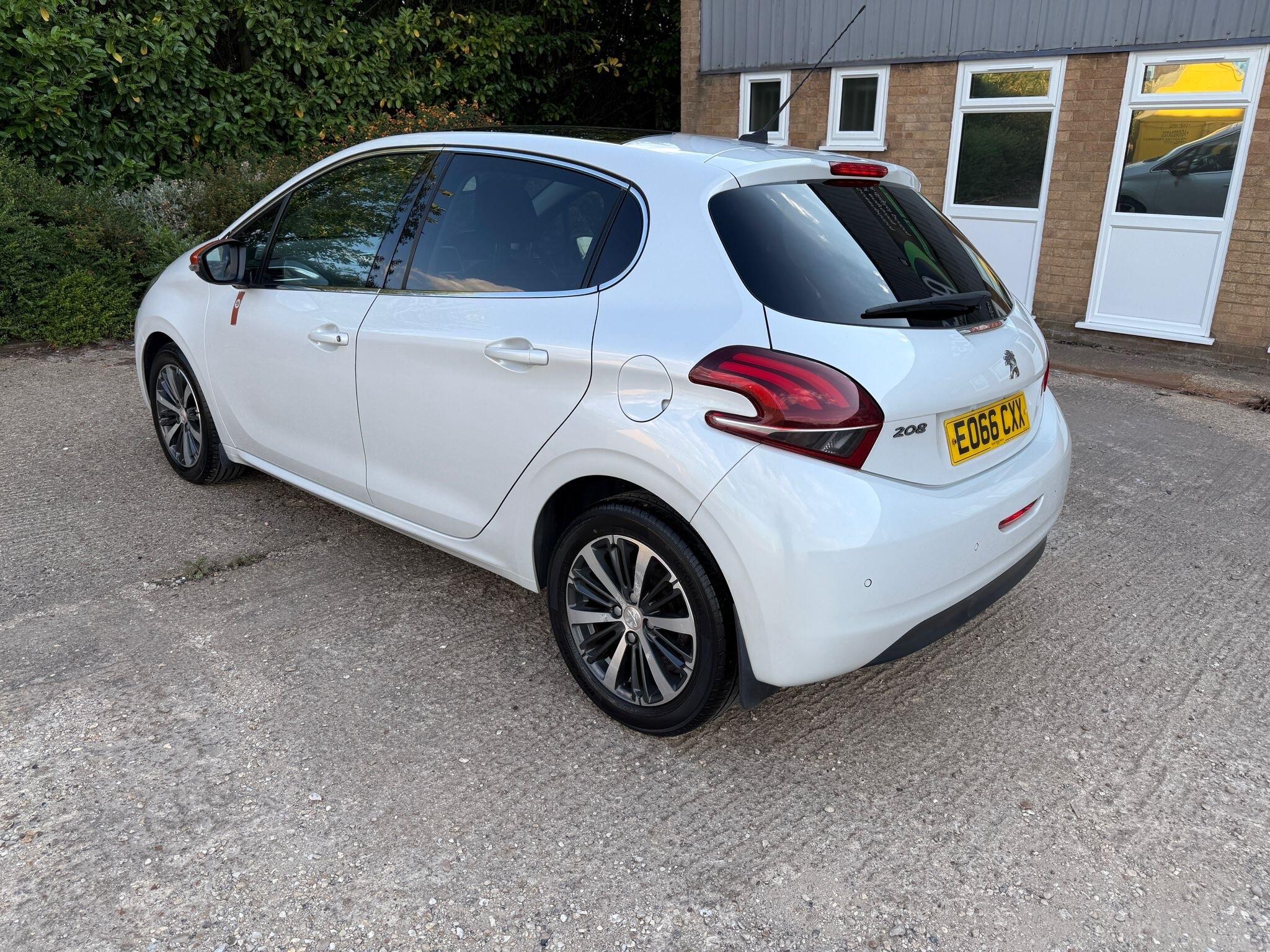 Peugeot 208 view 10