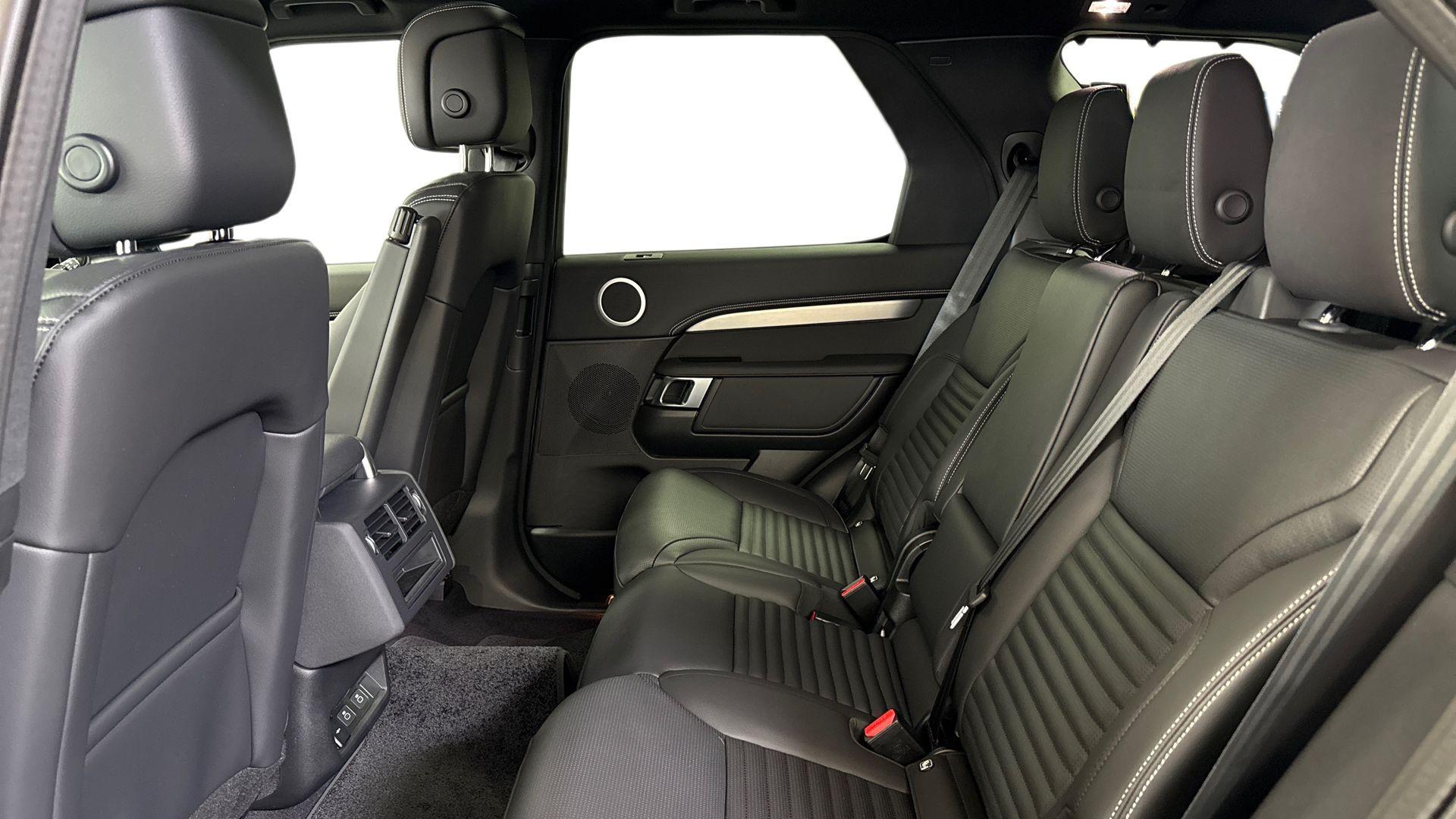 Land Rover Discovery view 4