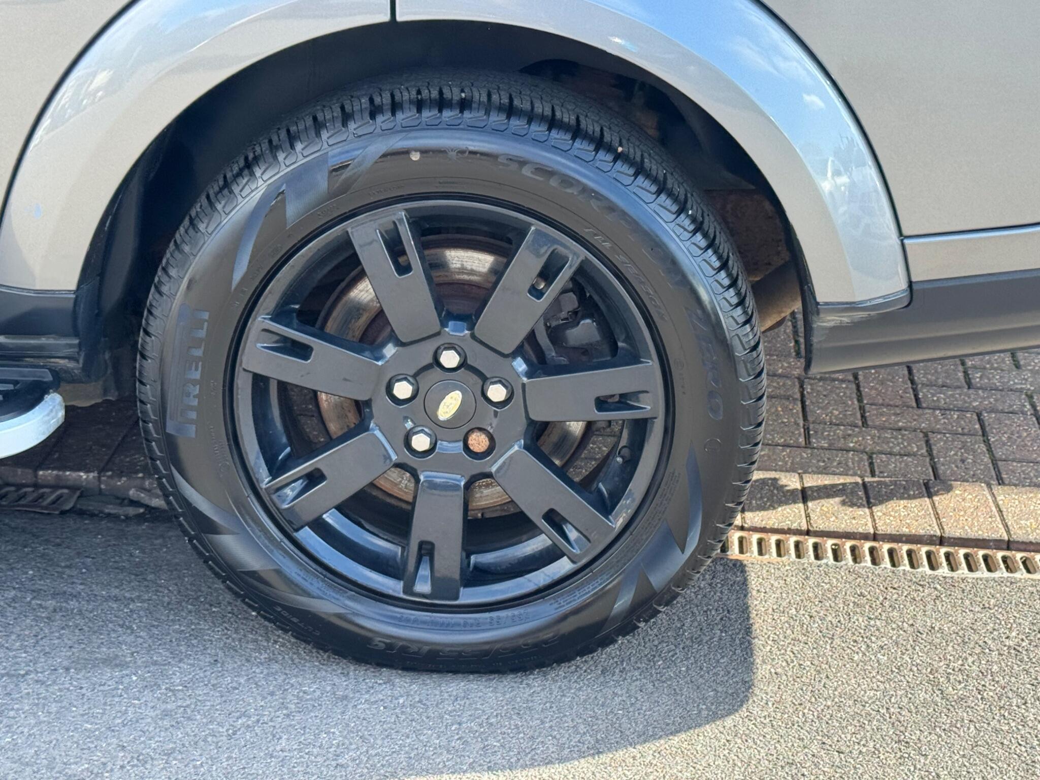 Land Rover Discovery 4 view 32