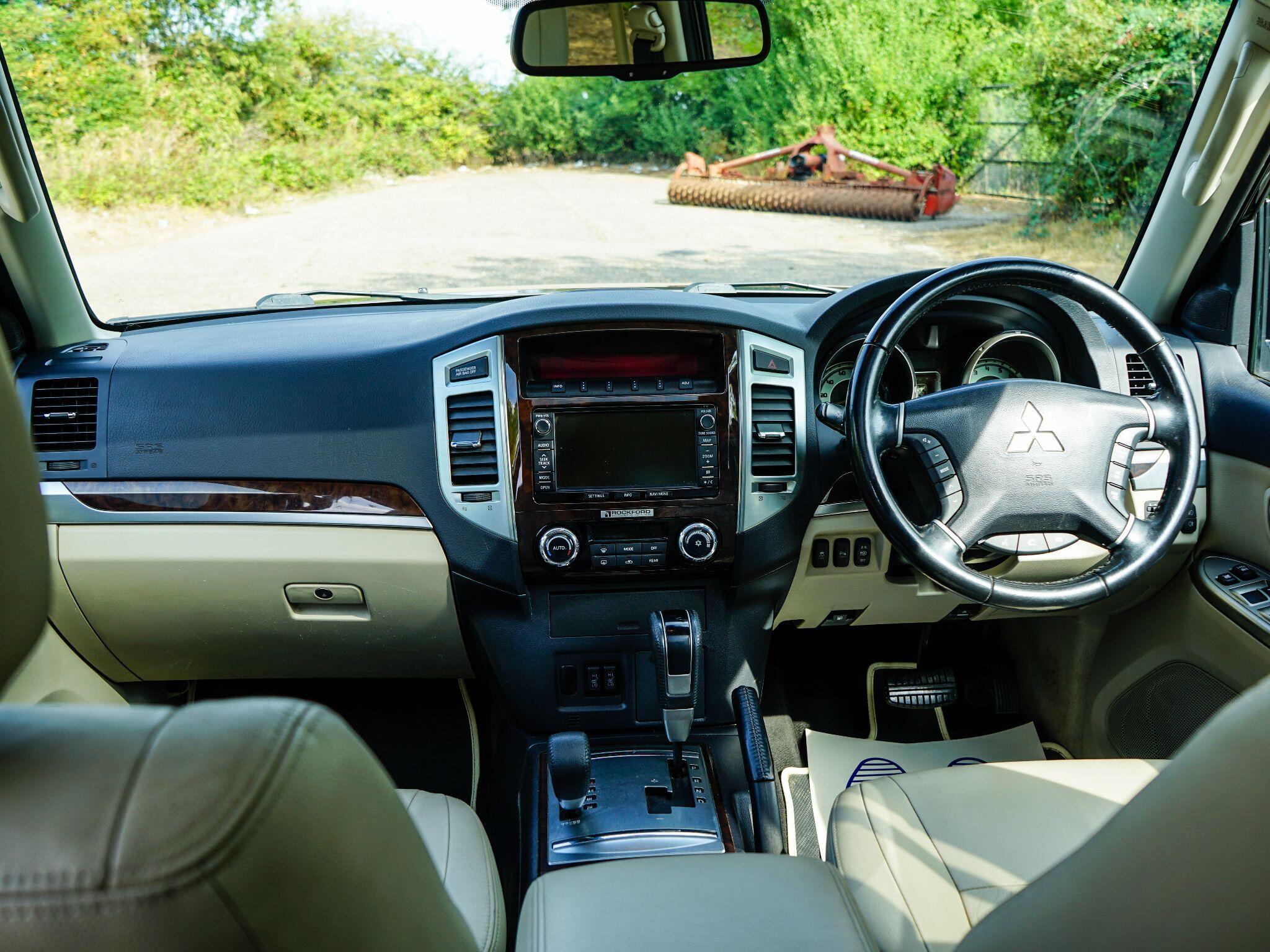 Mitsubishi Shogun view 15