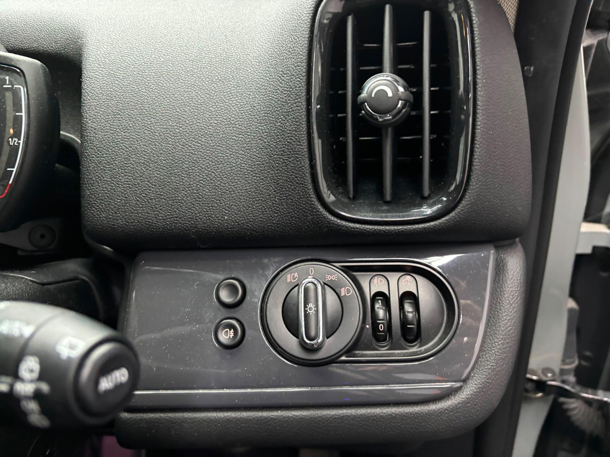 Mini Countryman view 24