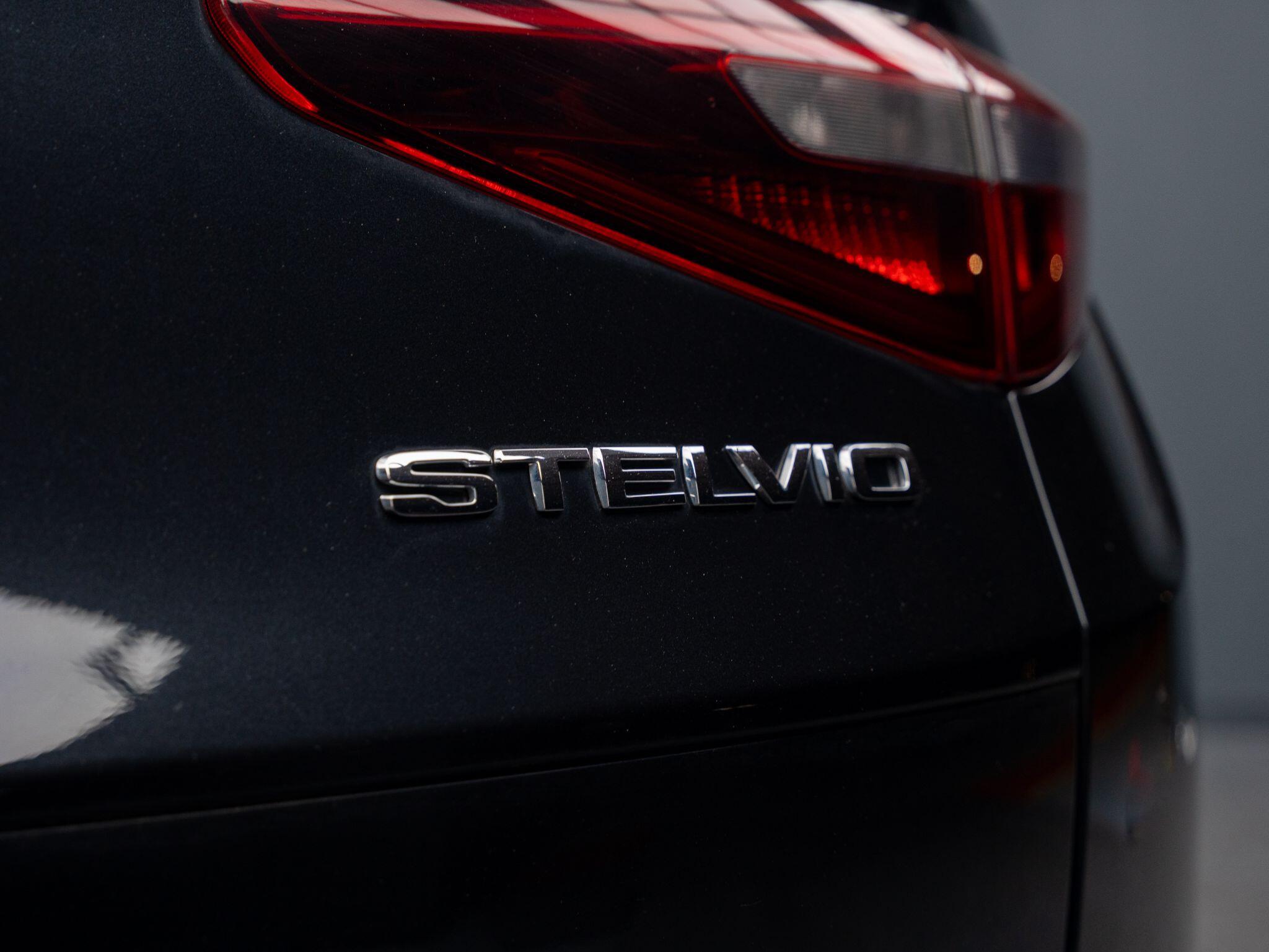 Alfa Romeo Stelvio view 29